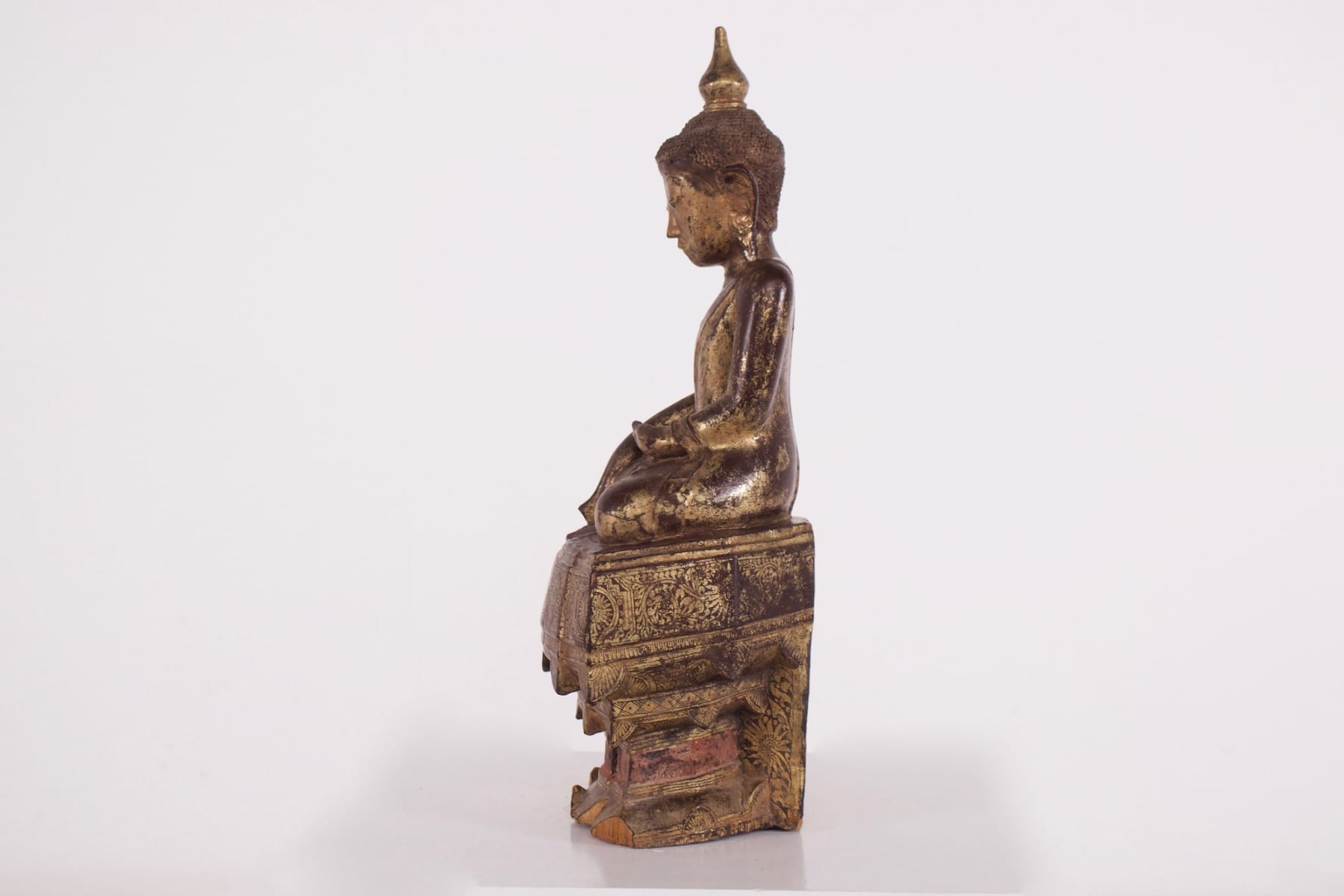 Bouddha antique birman en bois doré, vue profil gauche