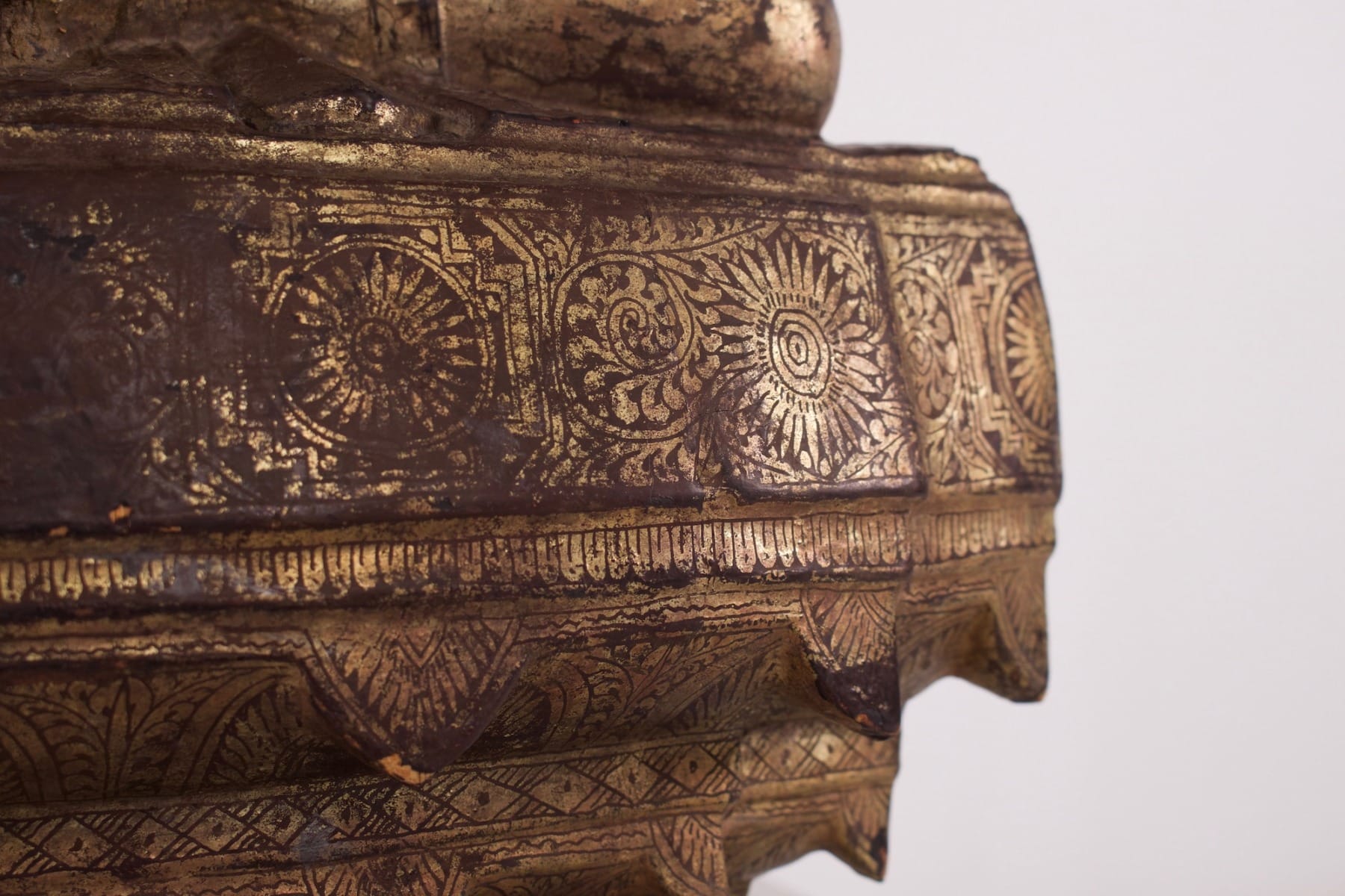 Bouddha antique birman en bois doré, détail du trône