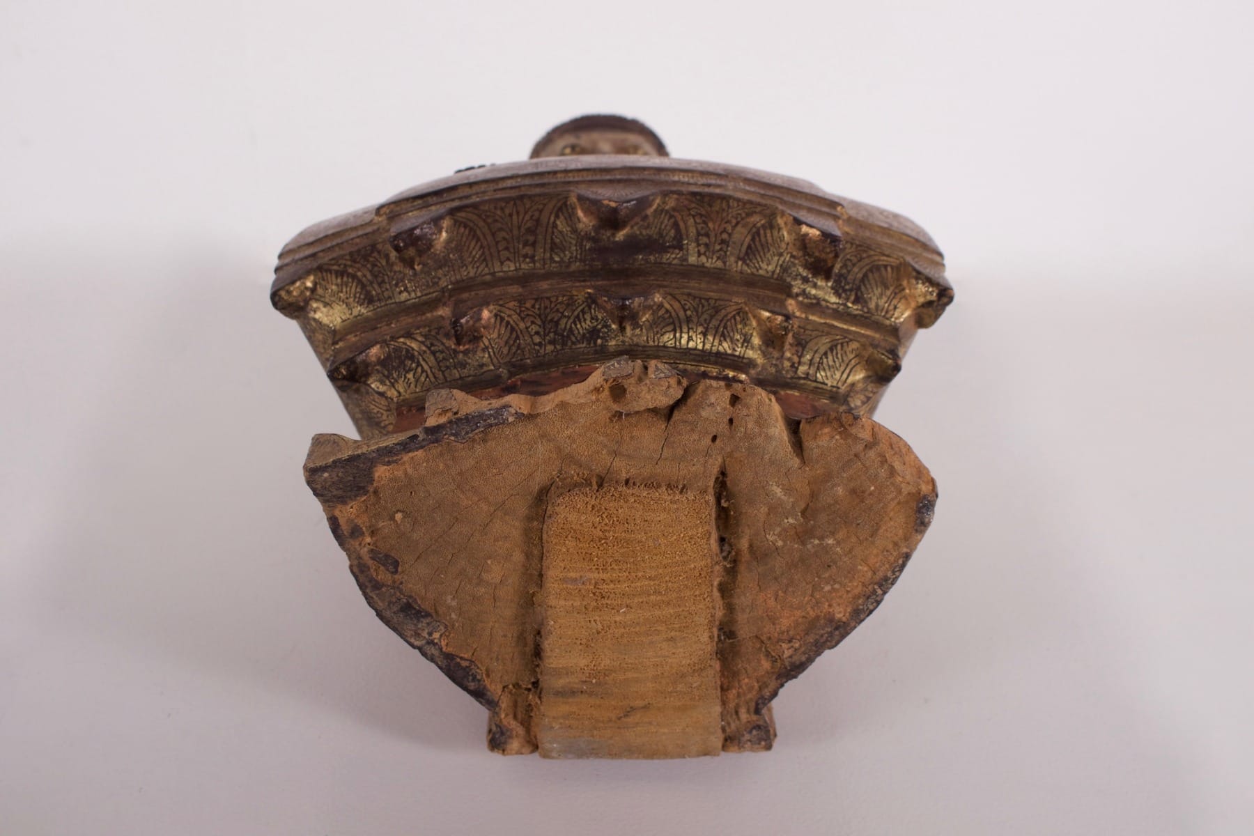 Bouddha antique birman en bois doré, vue de dessous