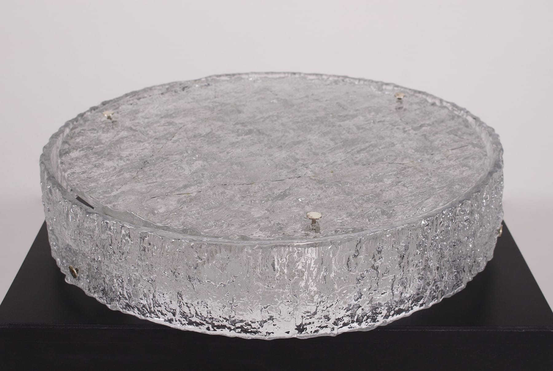 Grand plafonnier rond en verre à texture de glace par Kalmar, vue éteint profil