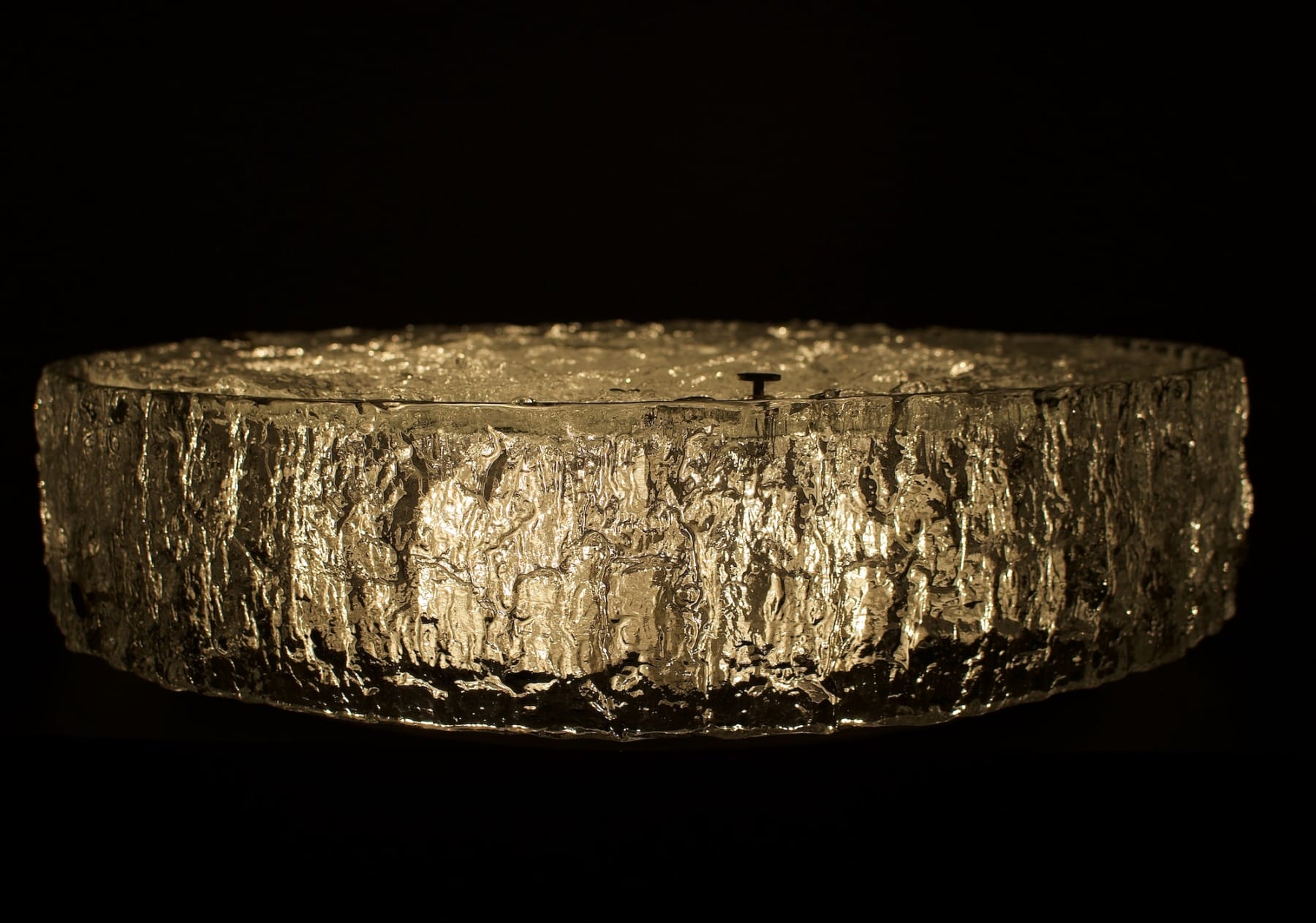 Grand plafonnier rond en verre à texture de glace par Kalmar, vue allumé profil