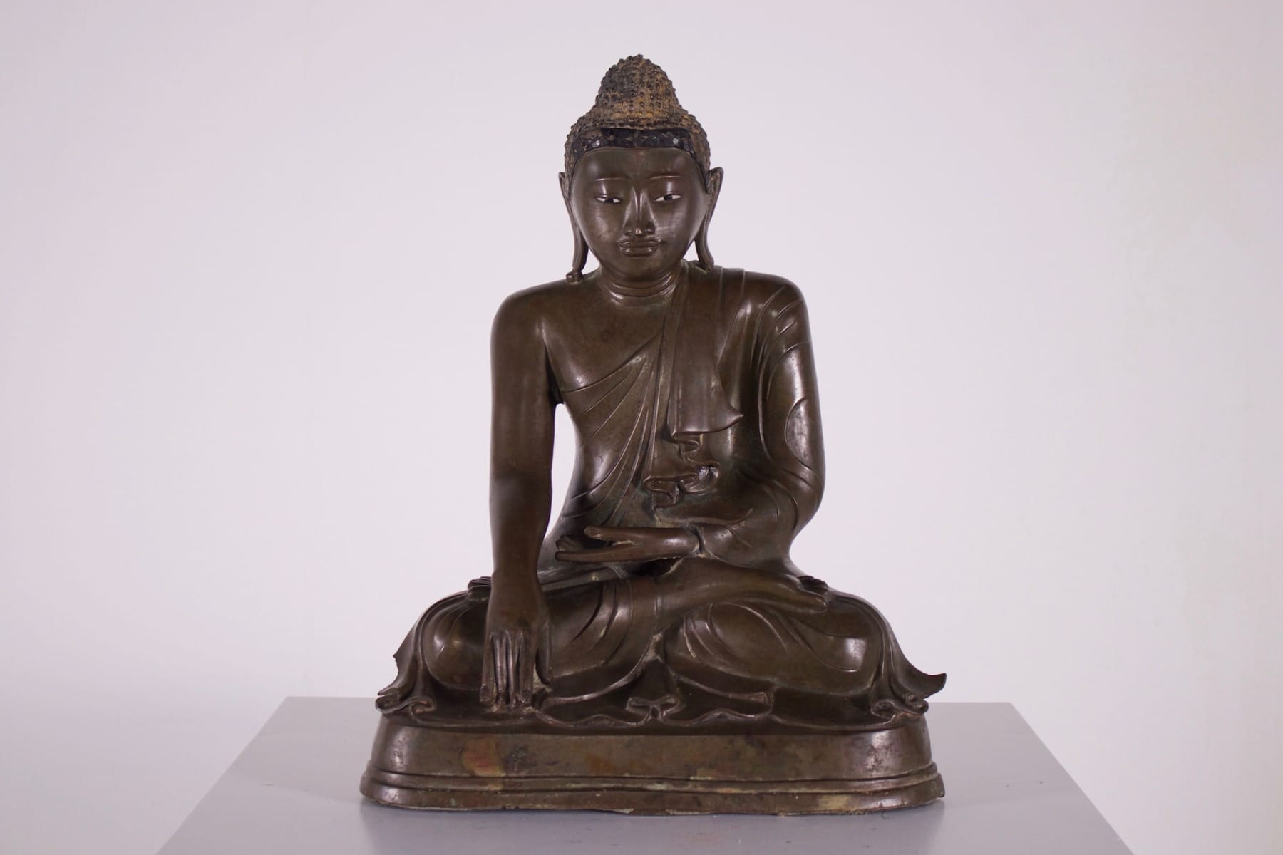 Ancien bouddha birman en bronze vu de face , patine médaillé.