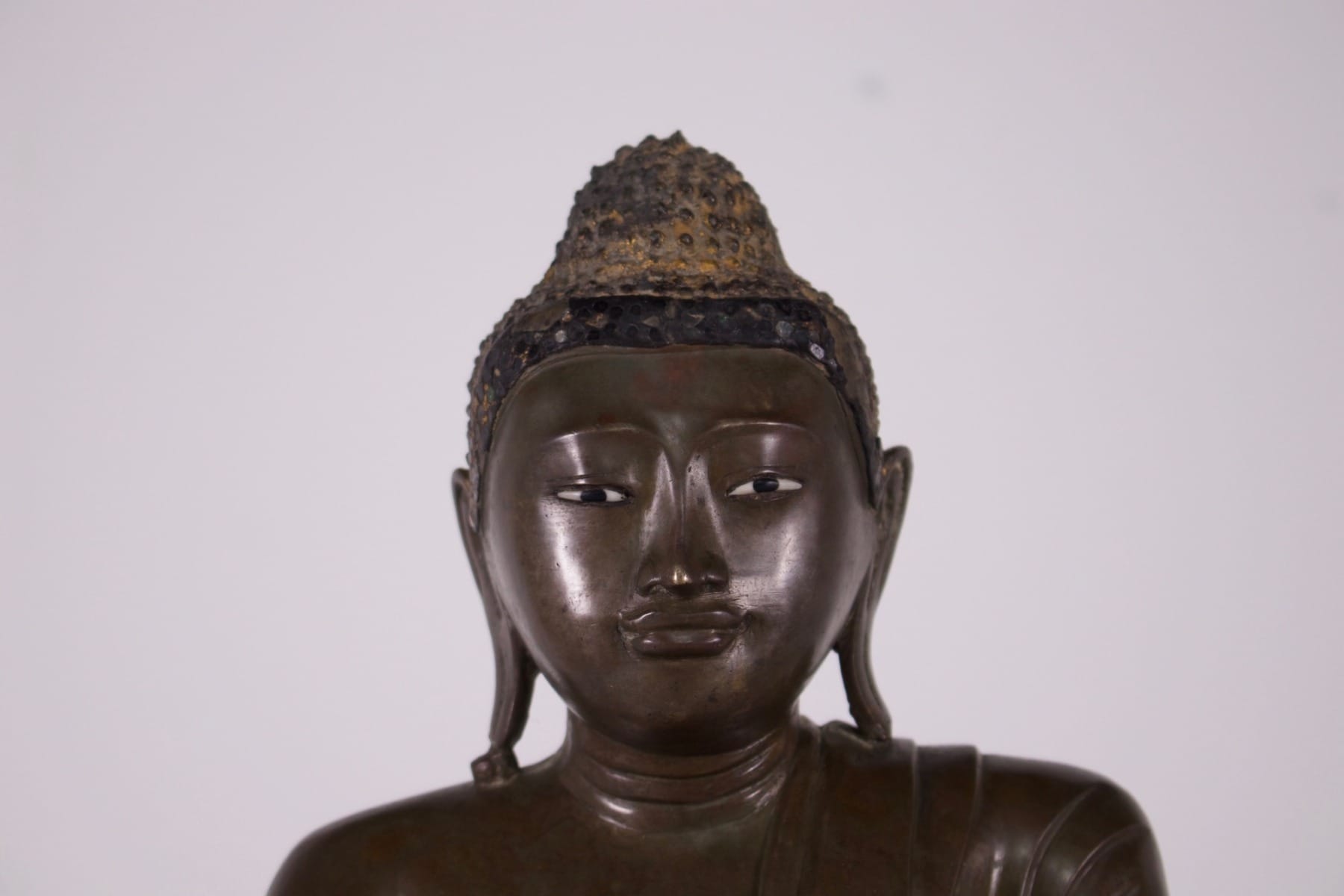 Détail del 'expression du visahge du bouddha ancien en bronze de la collection de Claude de Marteau
