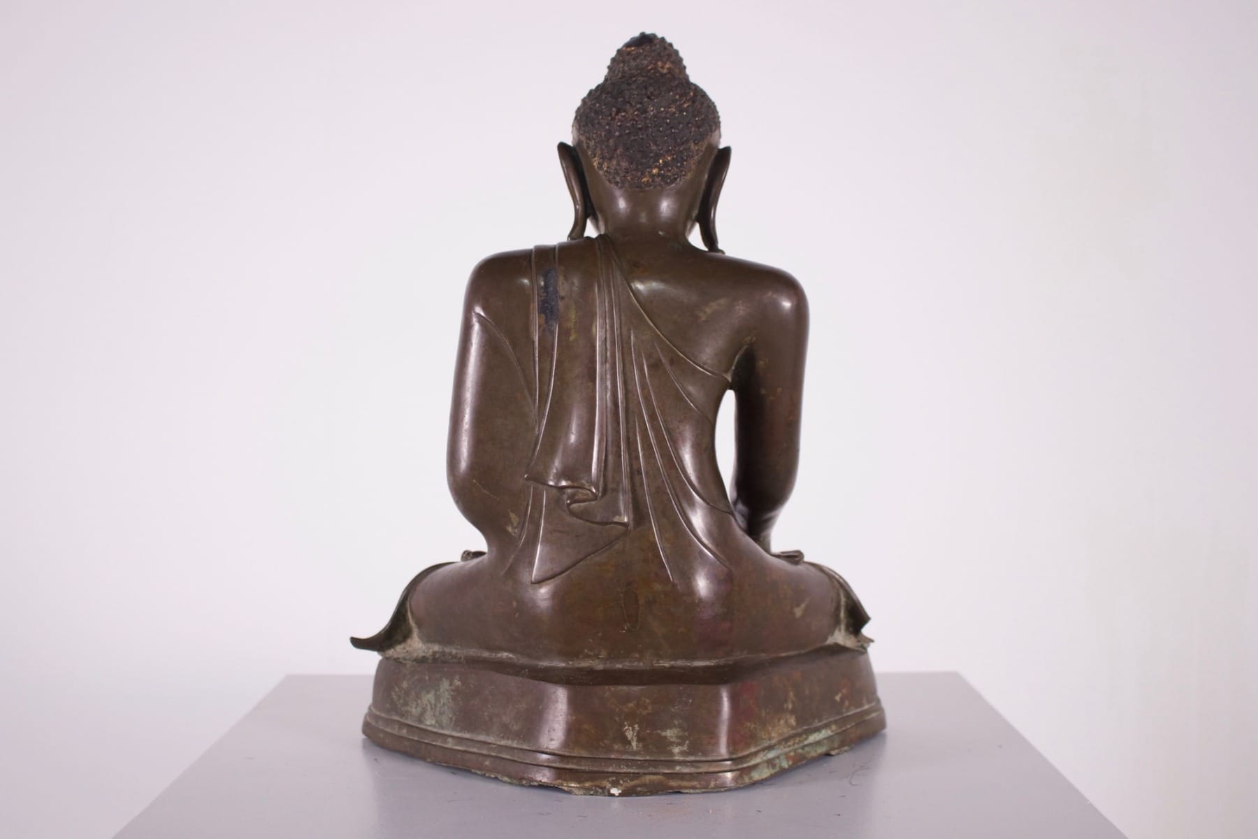 Bouddha en bronze, vue de dos