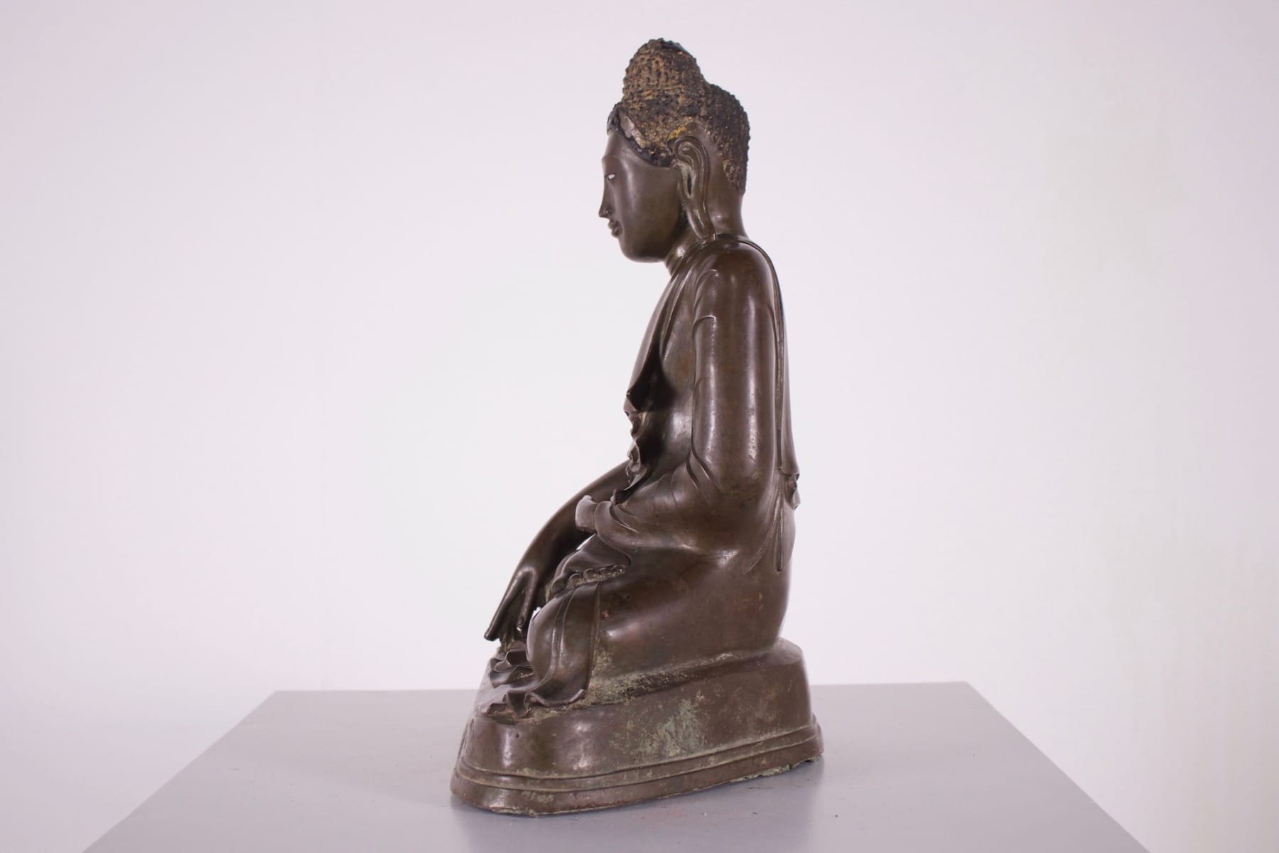 Profil gauche du Bouddha du Myanmar en alliage cuivreux.