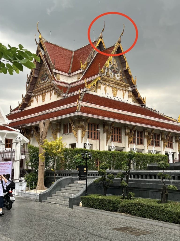 Exemple de chofas ou chofah situés au sommet d'un toit de temple bouddhiste à Bangkok