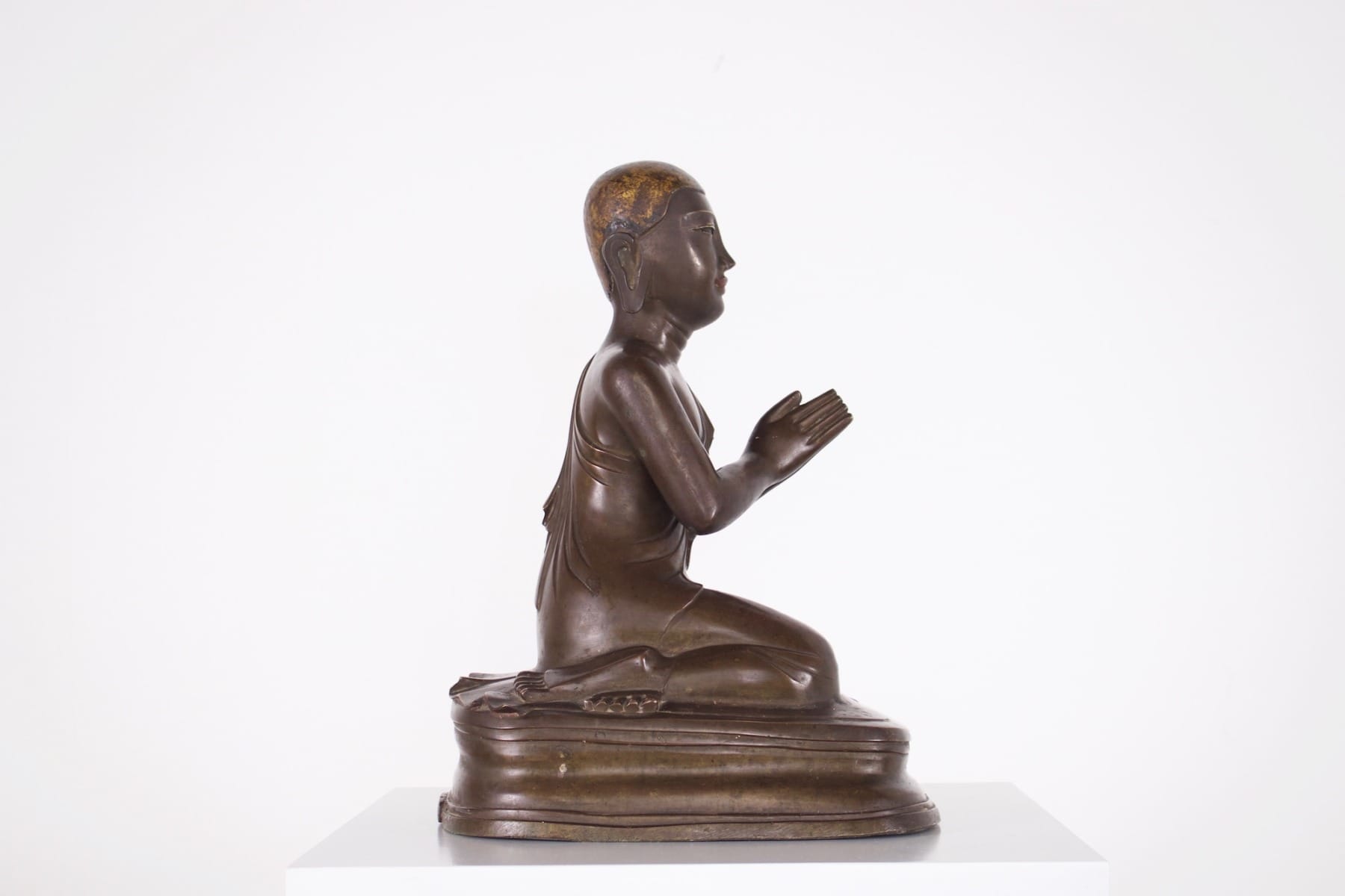 Ancienne sculpture en bronze de l'adorant Moggallana vue profil droit