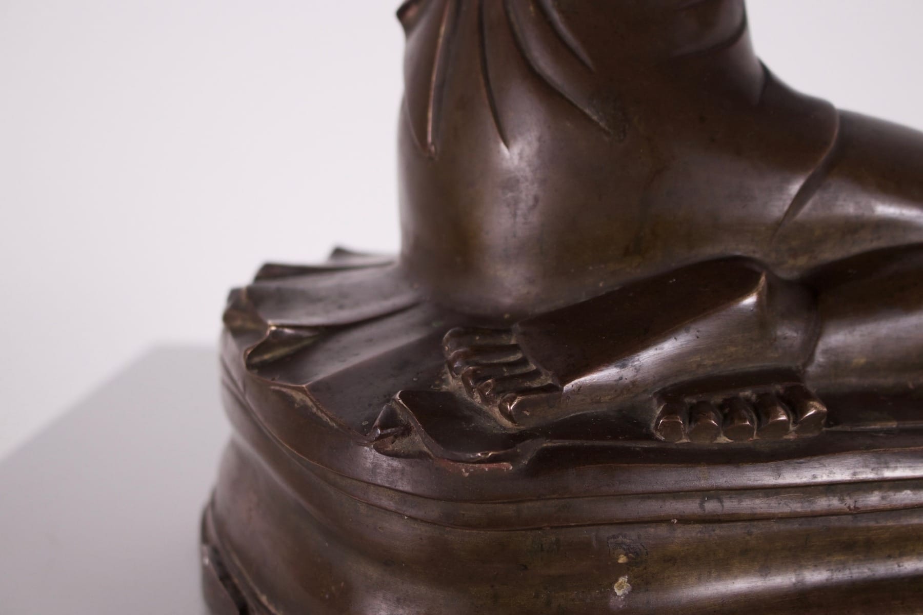 Ancienne sculpture en bronze de l'adorant Moggallana détail robe monastique