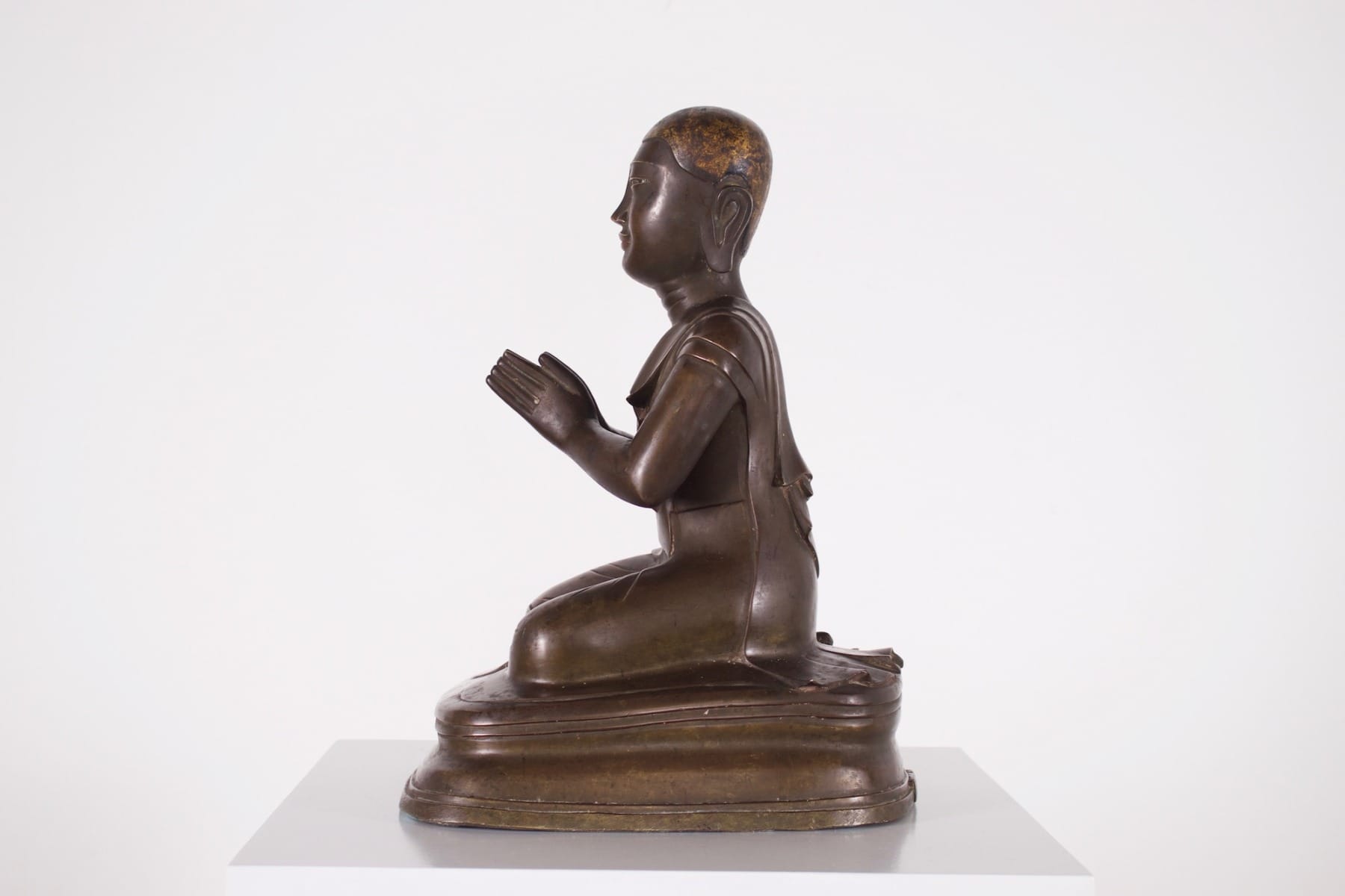 vue de profil gauche de l'oeuvre en alliage cuivreux