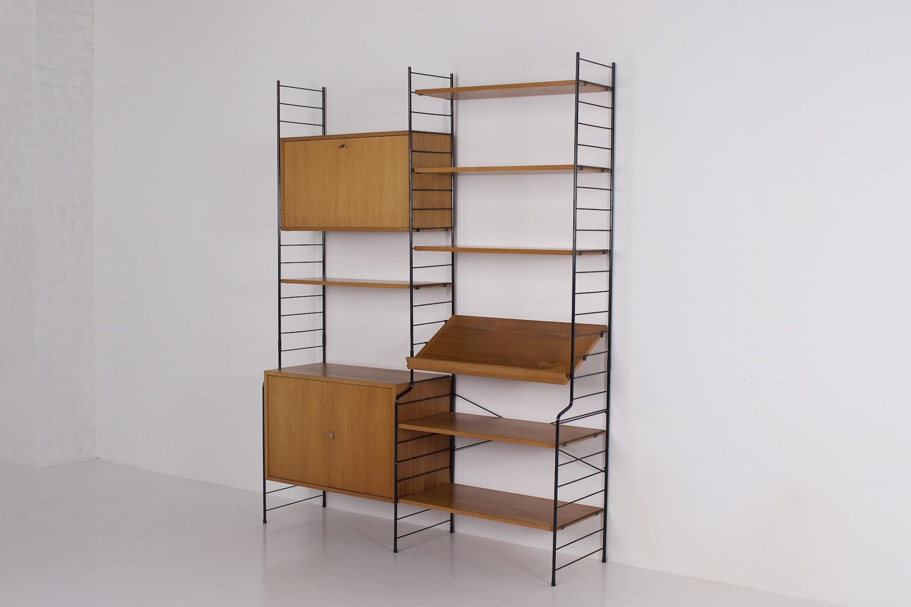 L'étagère murale WHB, vue de profil
