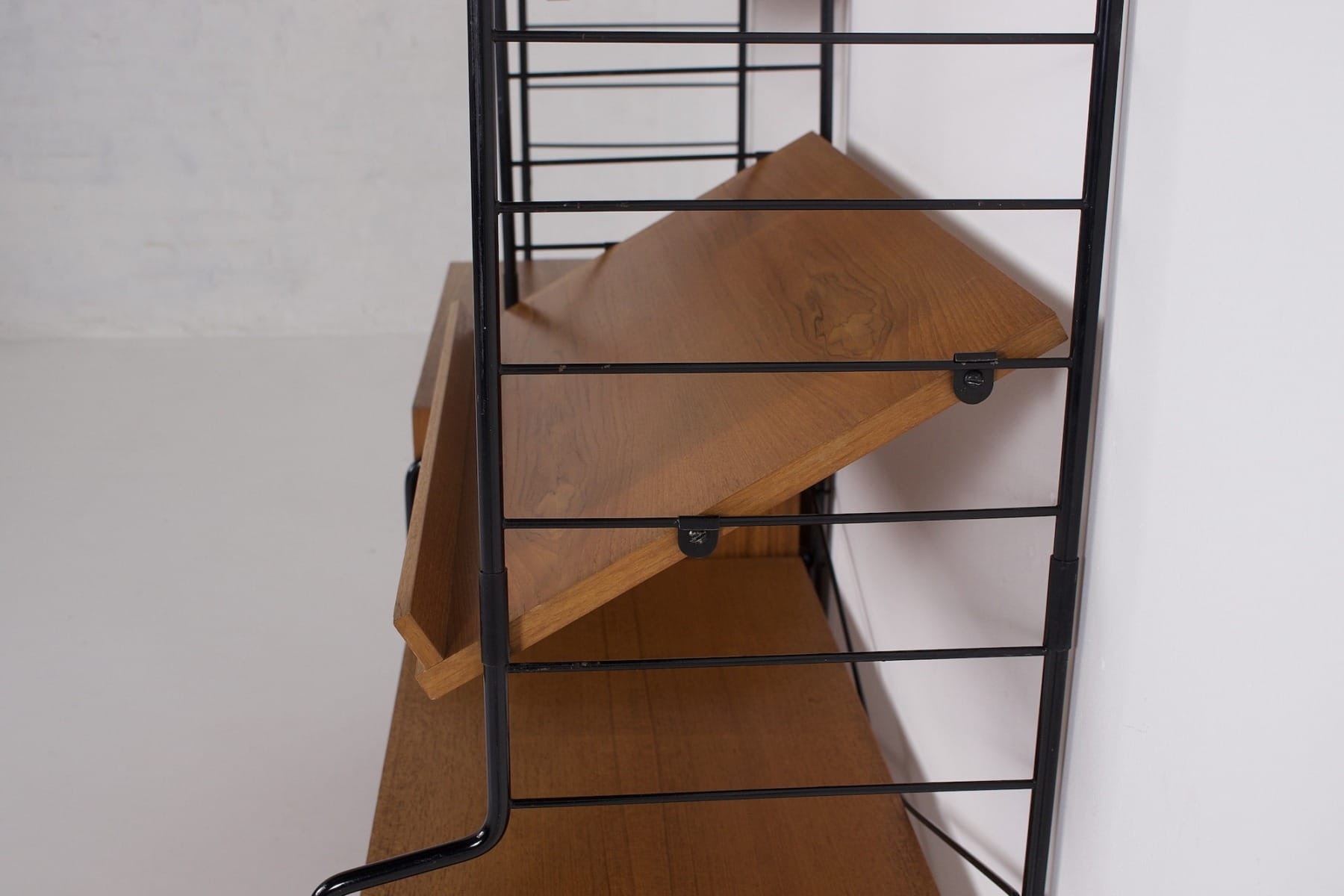 Gros plan de profil du porte-magazines, détail des attaches