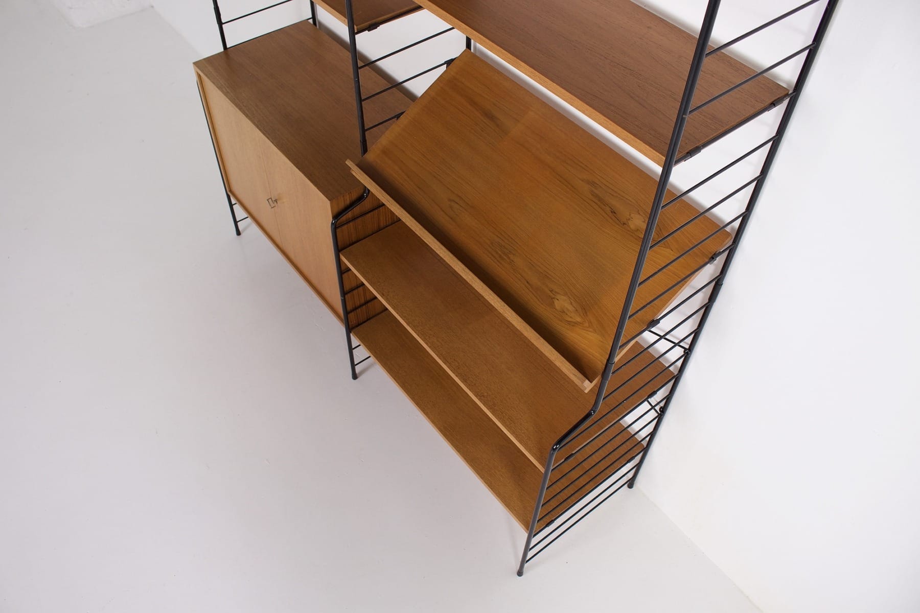 Une vue en plongée du porte-magazines