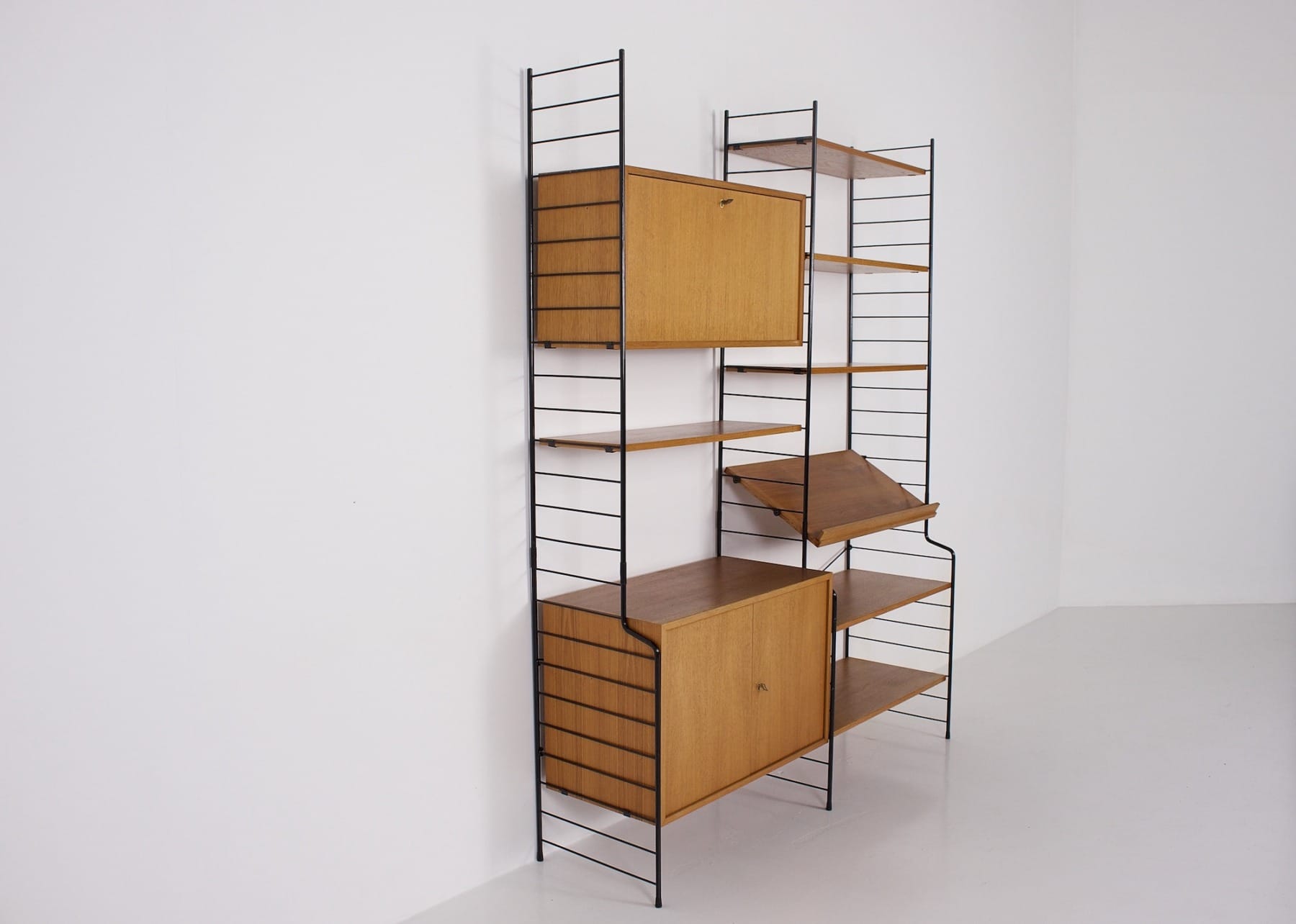 Une autre vue latérale de l'étagère WHB