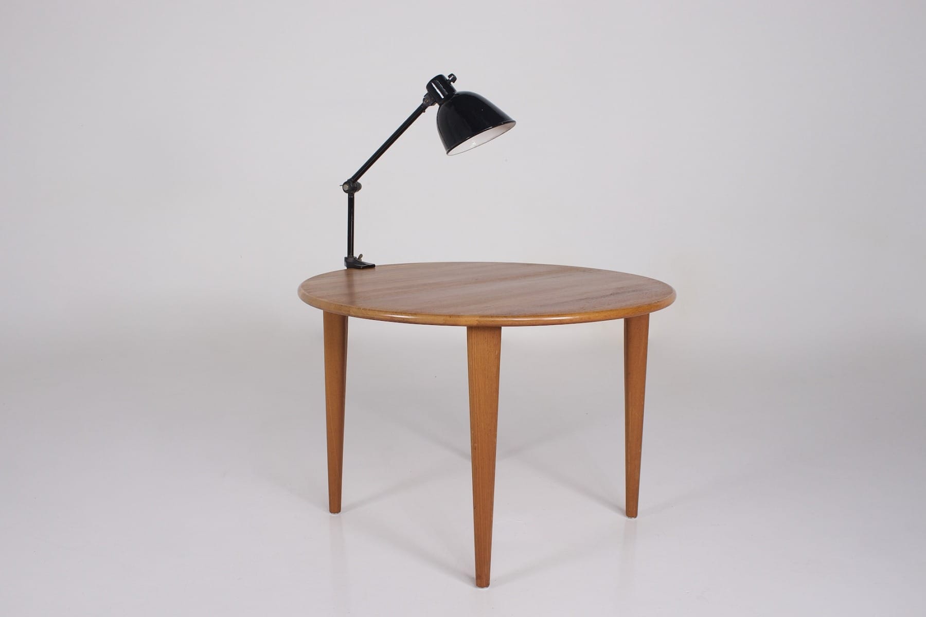 La lampe pince Bauhaus fixée sur une table basse Danoise