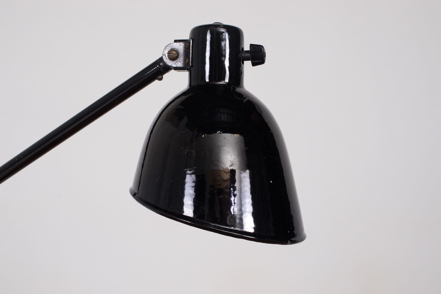 Le réflecteur de la lampe pince