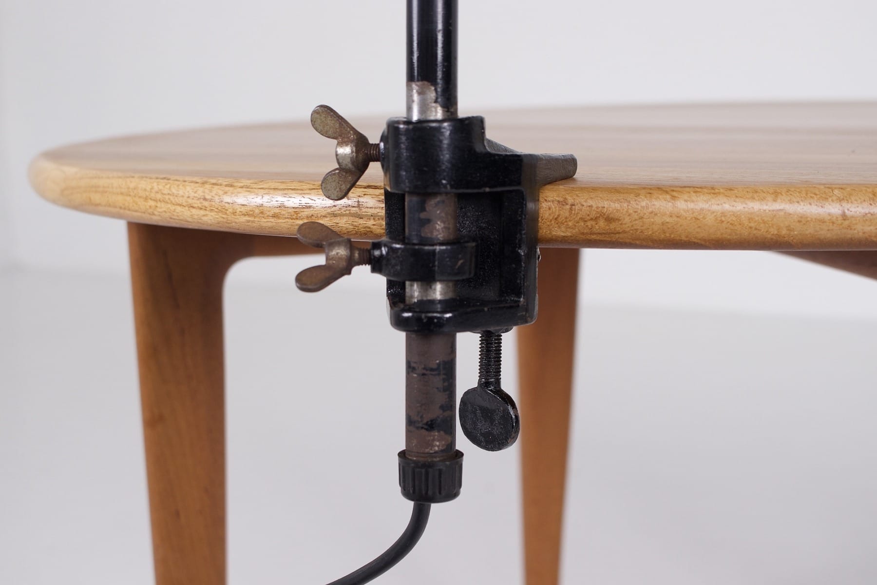 Le système d'attache de la lampe pince