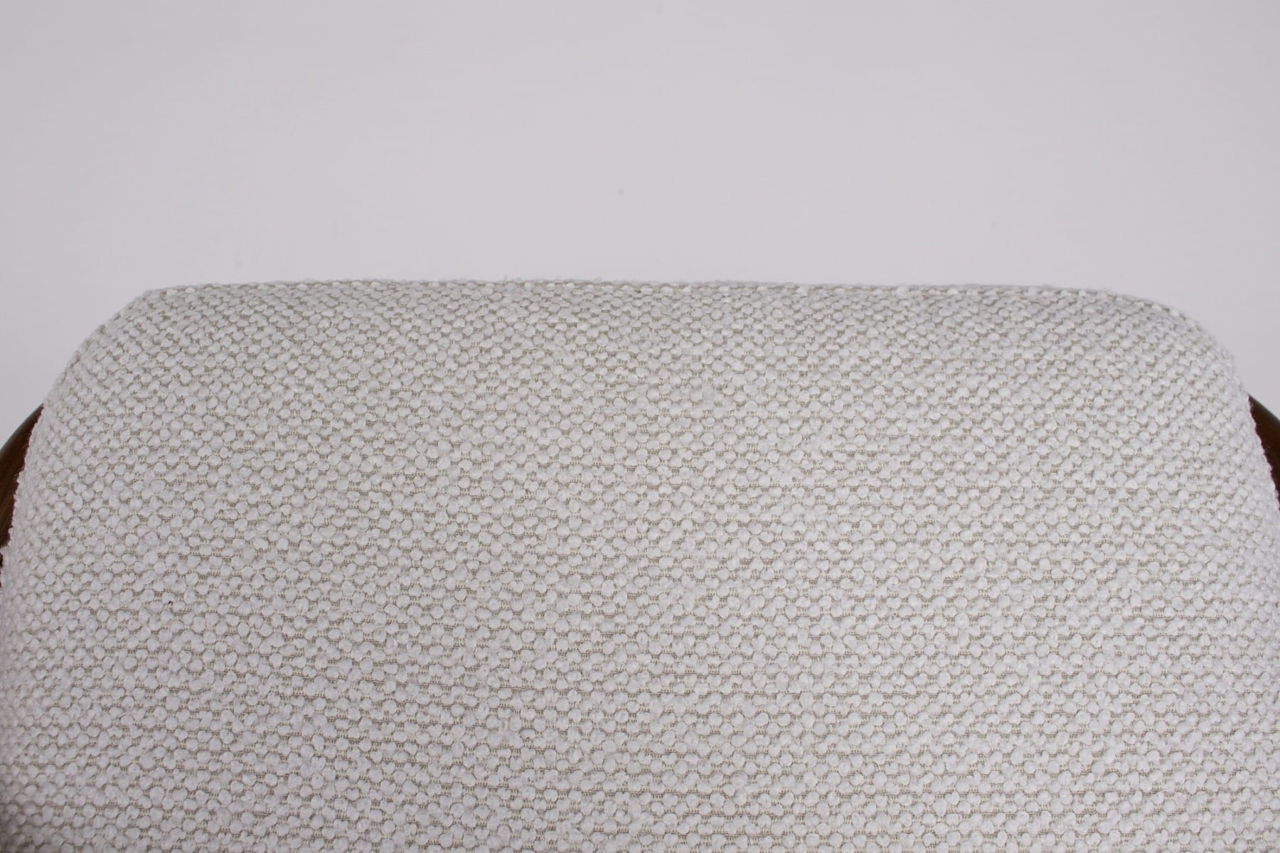 Le tissu de recouvrement, en bouclettes blanches acheté aux Tissus du Chien Vert