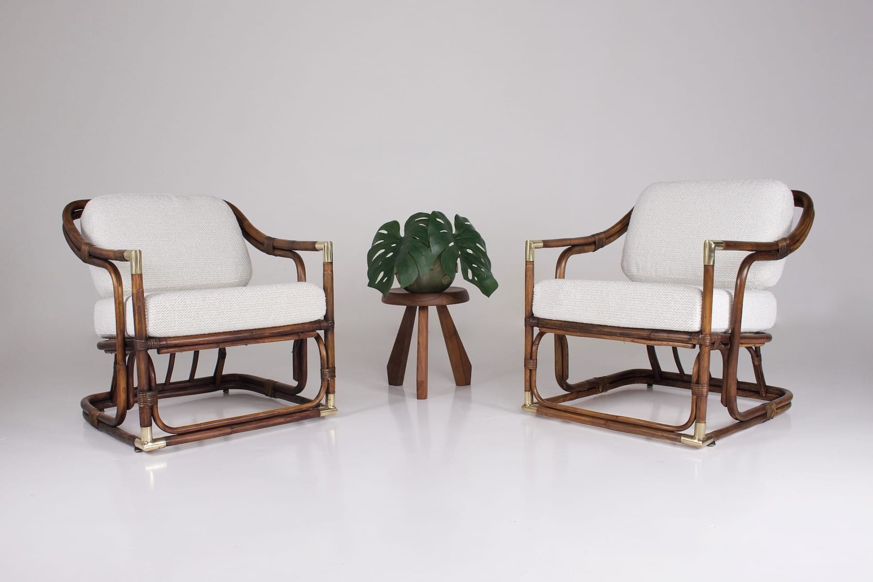 Les 2 fauteuils Gilles Sermadiras , un tabouret style Charlotte Perriand et un vase