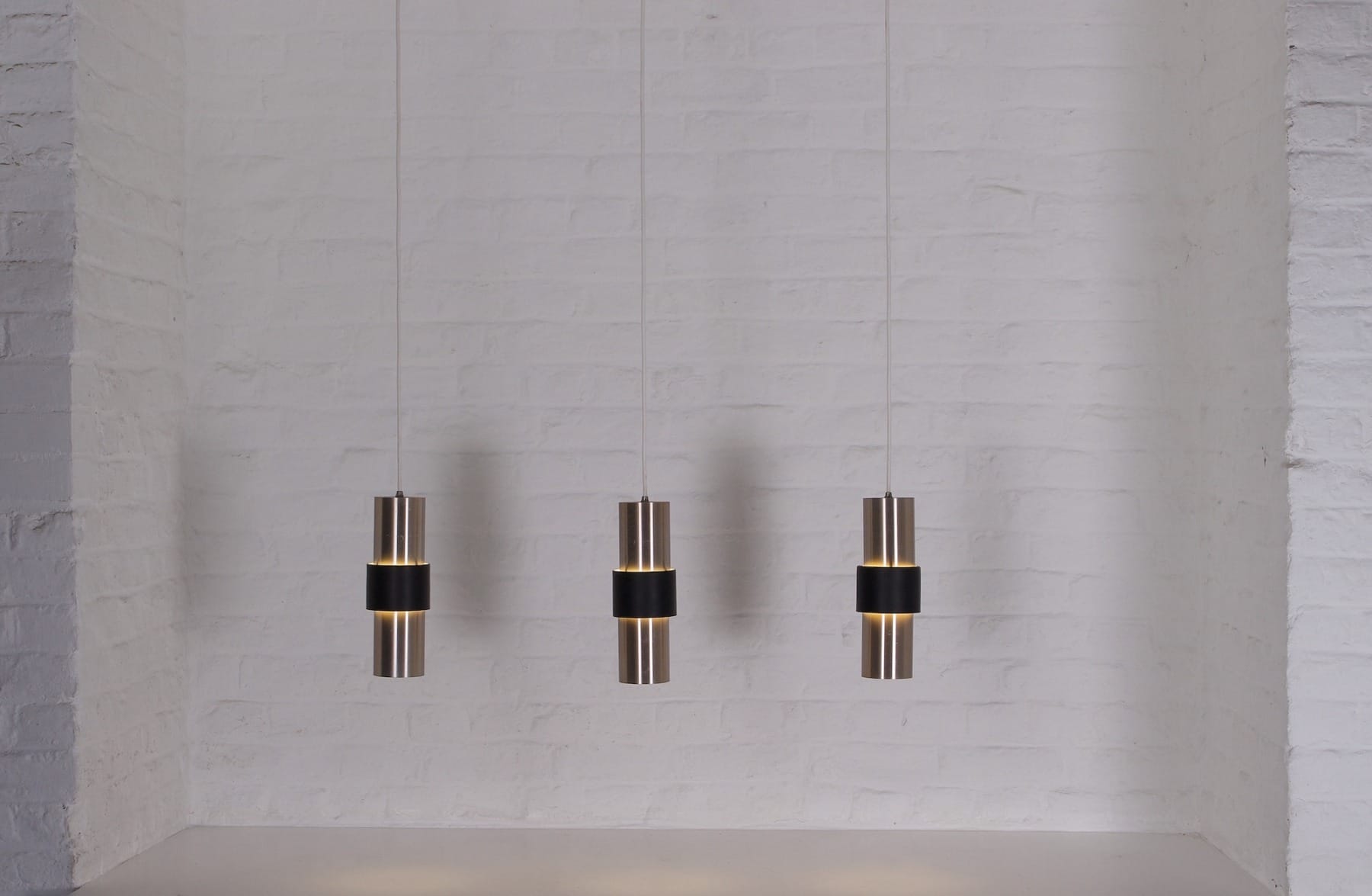 Les 3 suspensions Raak, vue de face, éclairées