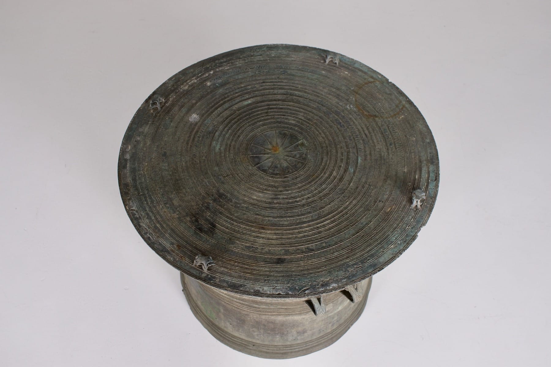Le dessus du tambour de pluie en bronze Claude de Marteau