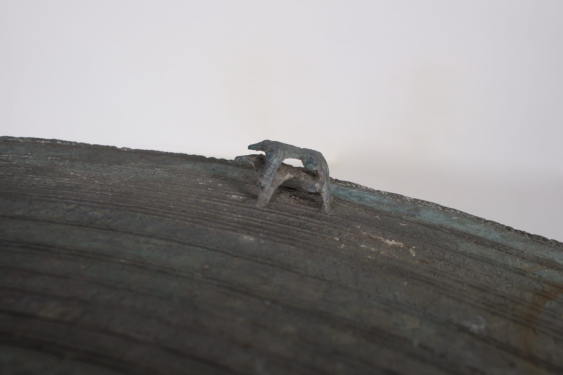 Un détail sculpté sur le bord du tambour de pluie