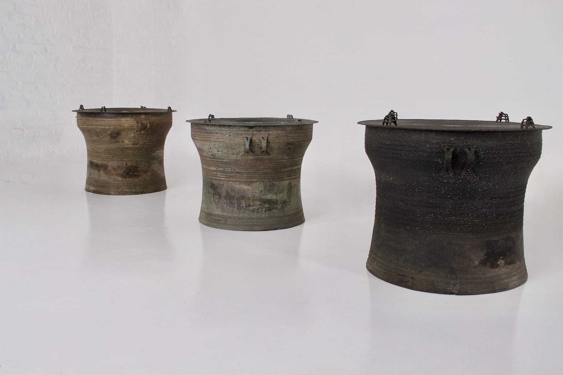 Trois tambours de pluie en bronze Claude de Marteau