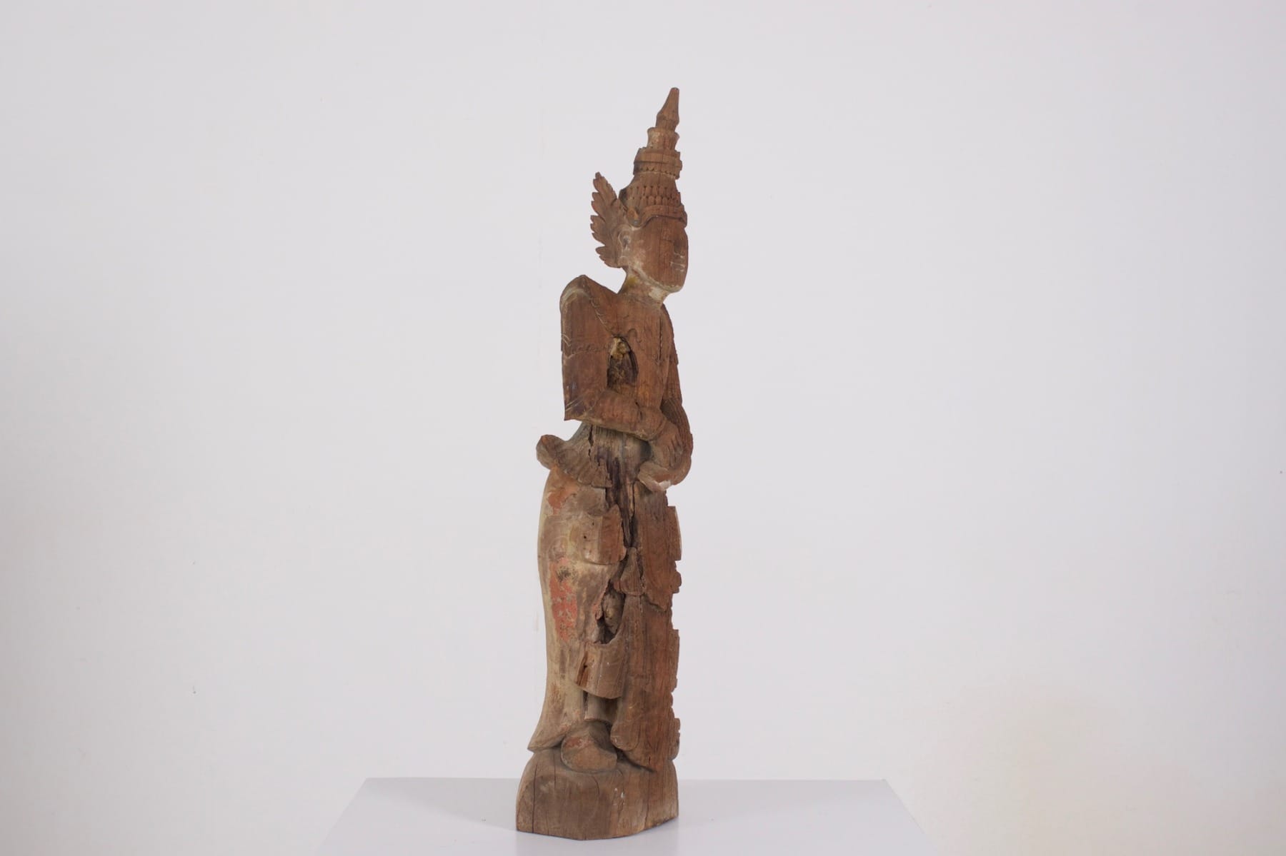 Ancien Sasana Nat Birmanie en bois sculpté vu de profil