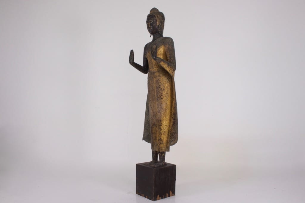 Ancien Bouddha en bronze doré période Rattanakosin vu de  profil droit
