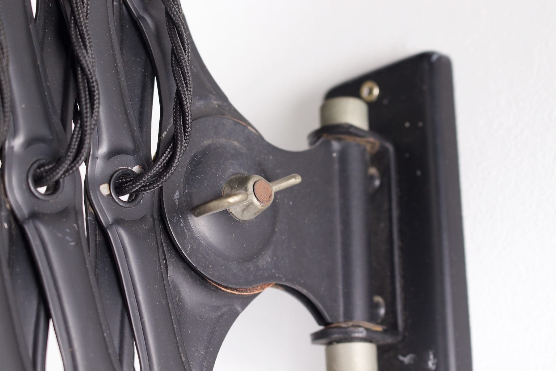 Vis de serrage du bras extnsible de la lampe d'ateleir.