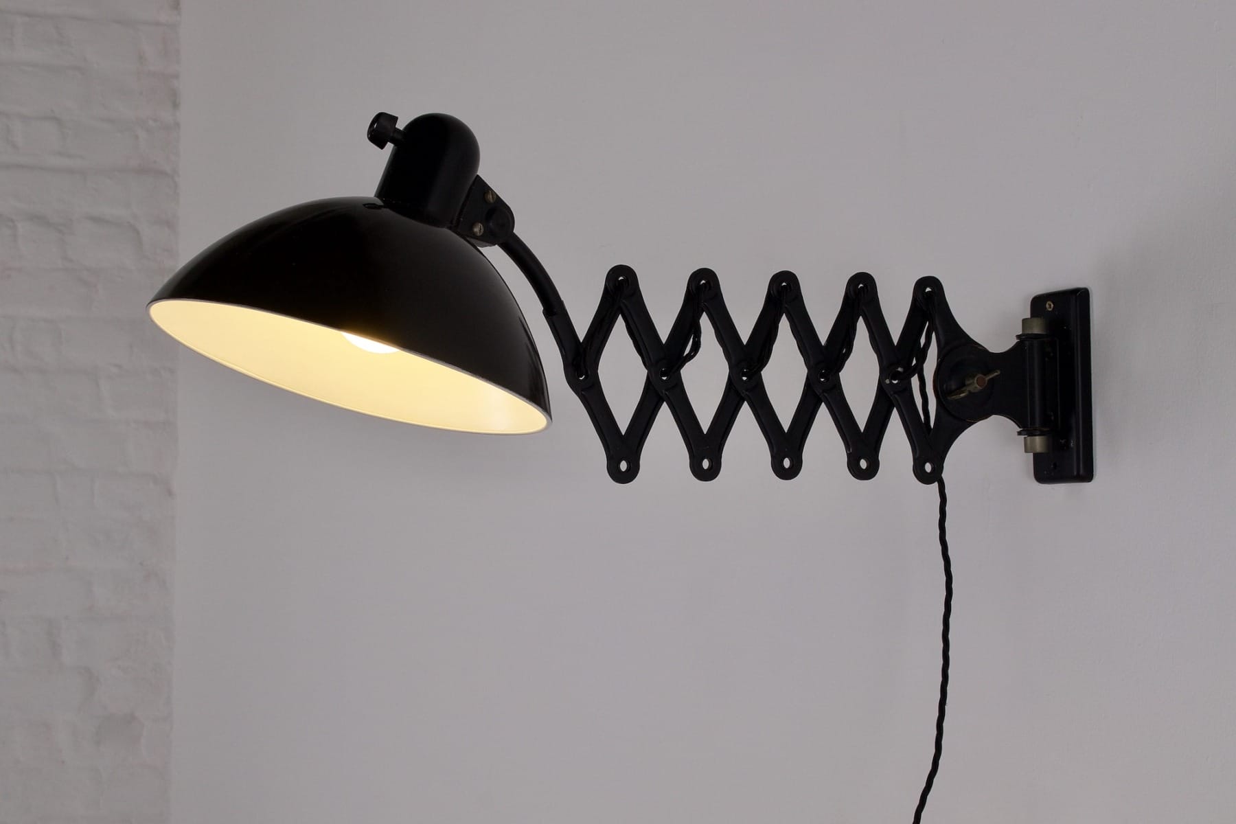 La lampe d'atelier à ciseaux éclairée
