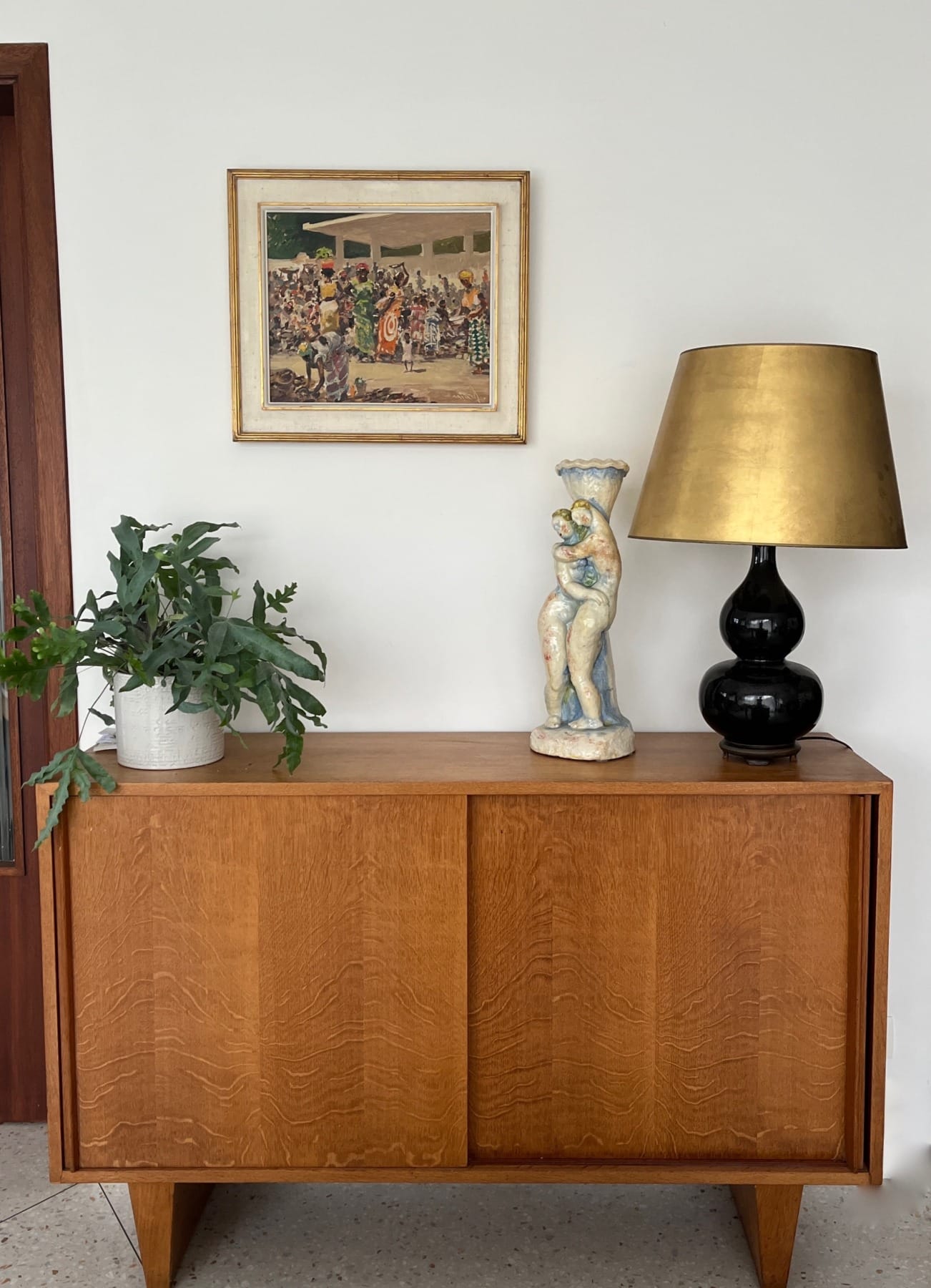 peinture à l'huile de Guilherme d'Oliveira-Marquesau dessus d'un buffet avec une lampe chinoise noire et une sculpture en céramique