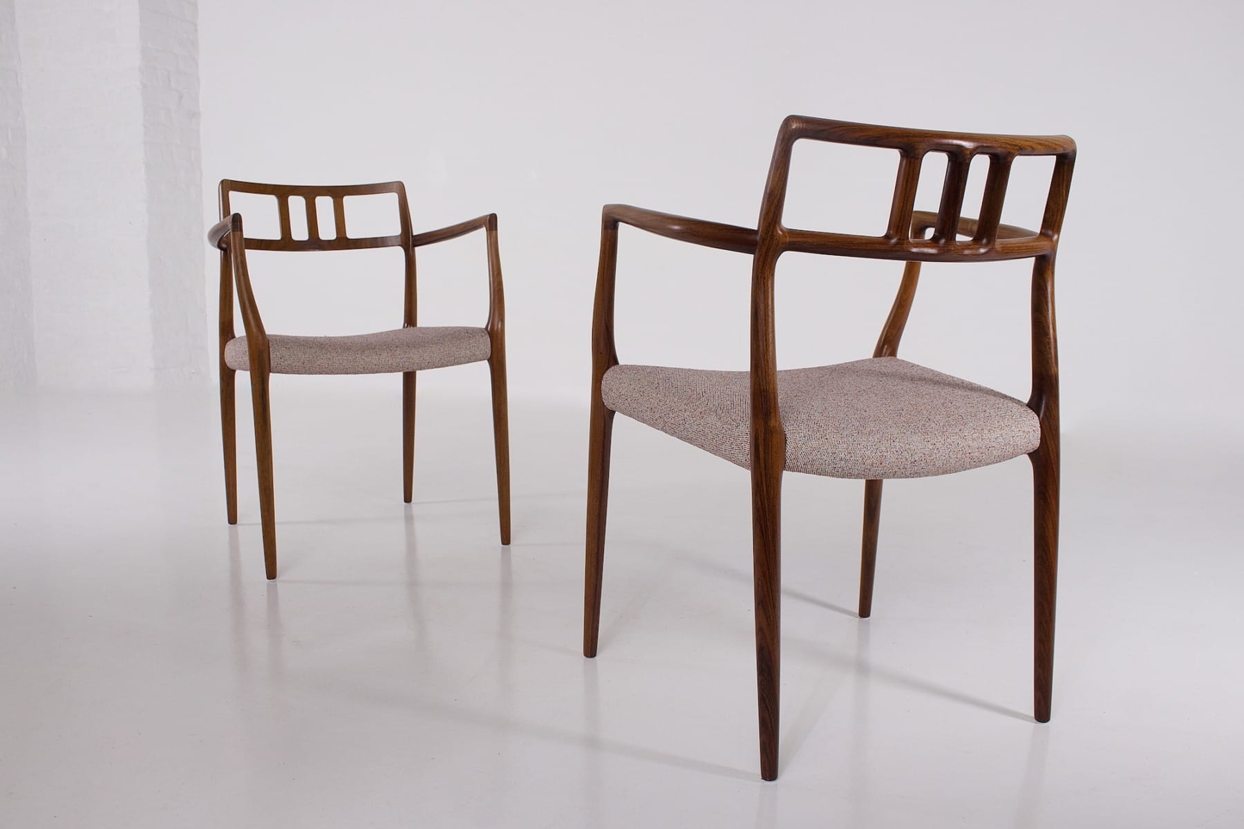 Un beau duo de chaises à accoudoirs en palissandre Niels Otto Møller