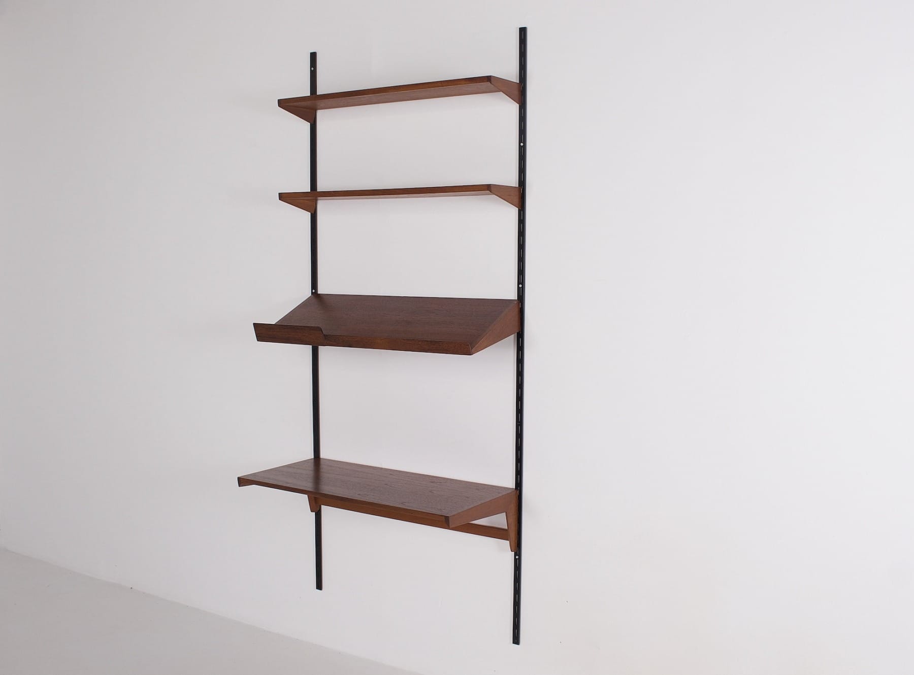 Le profil gauche de l'étagère Kai Kristiansen Danemark