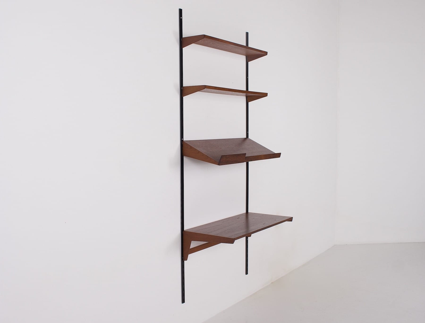 Le profil droit de l'étagère Kai Kristiansen Danemark