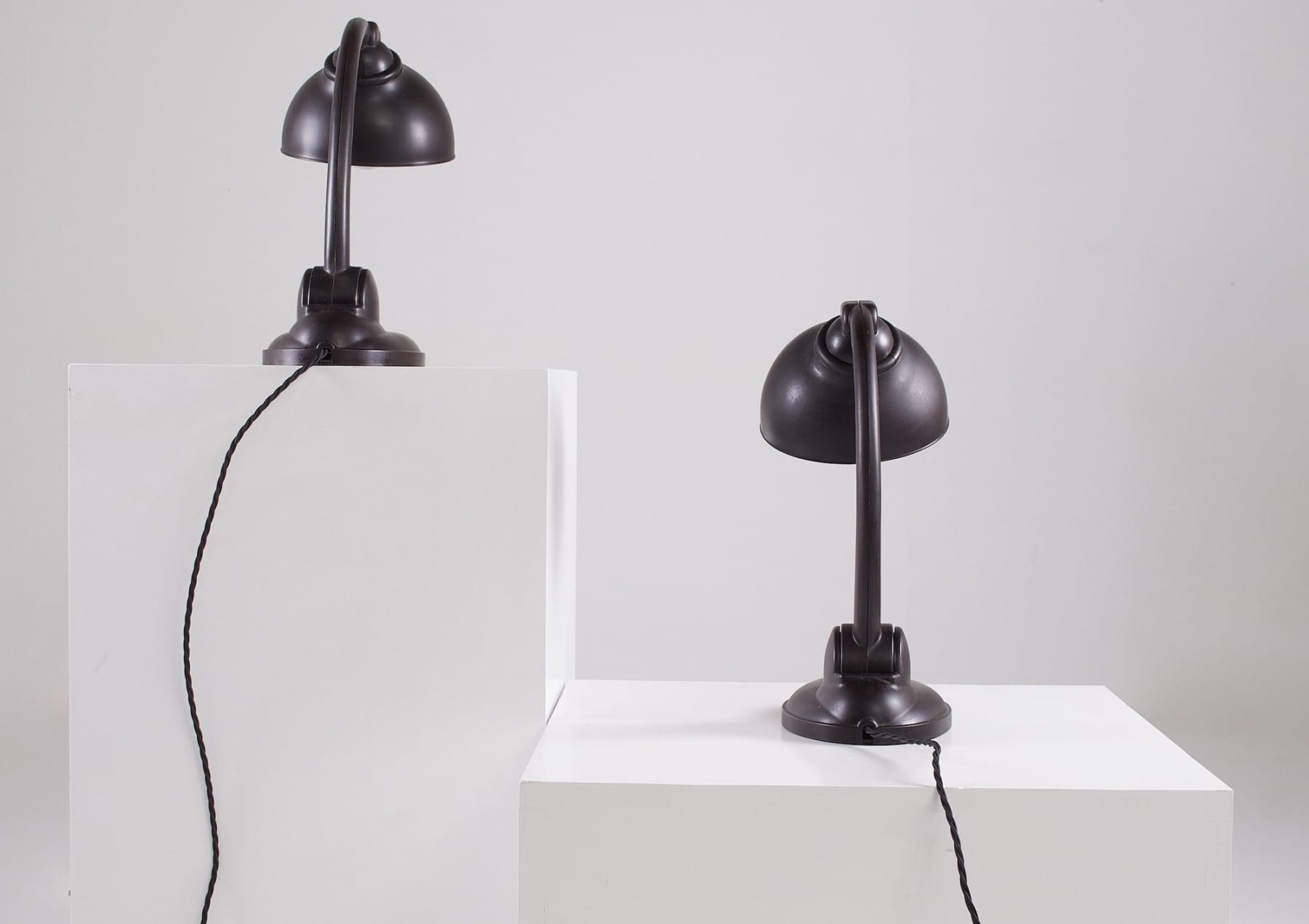 L'arrière de la paire de lampes Art Déco en bakélite