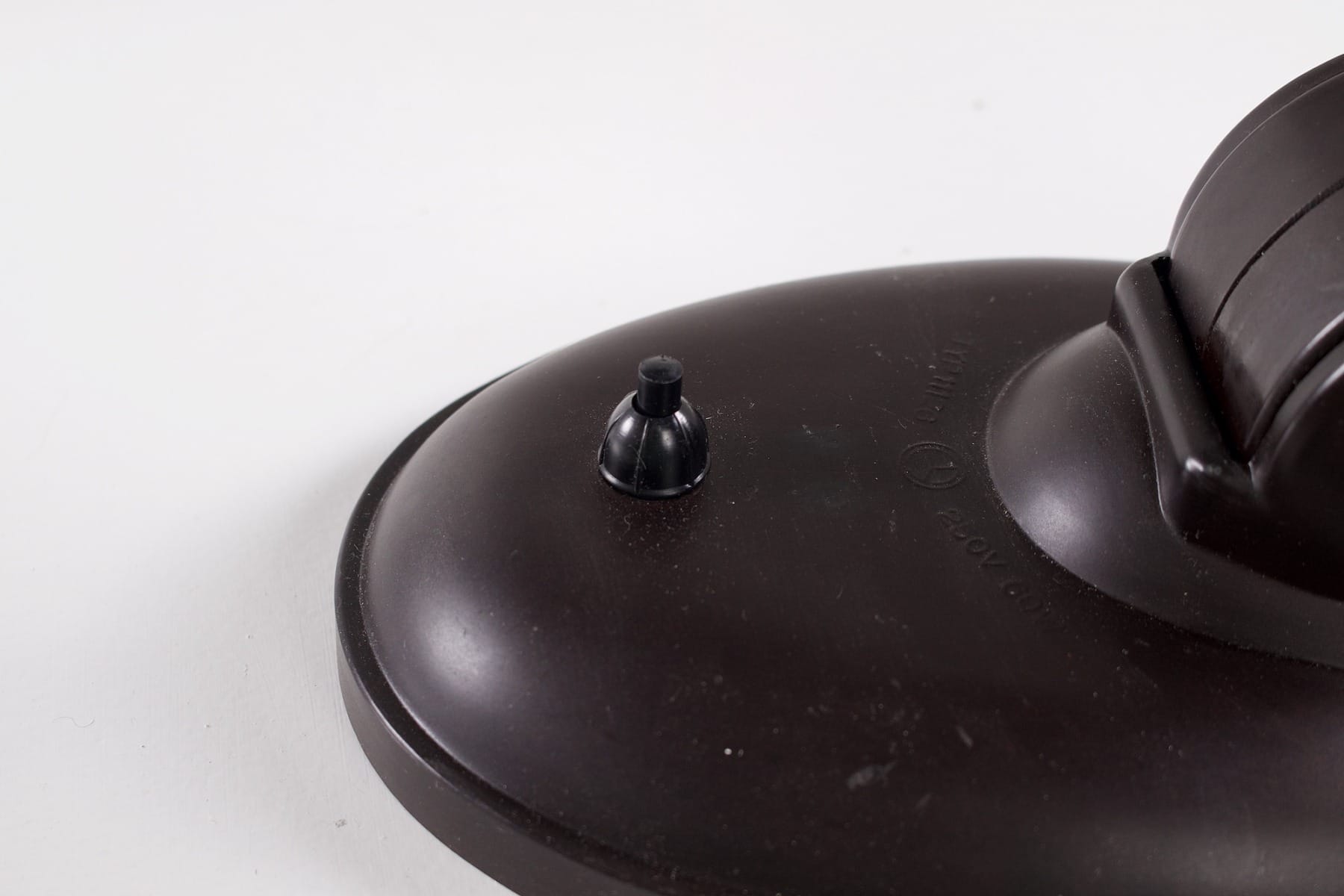 Un détail de l'interrupteur d'une des lampes Art Déco