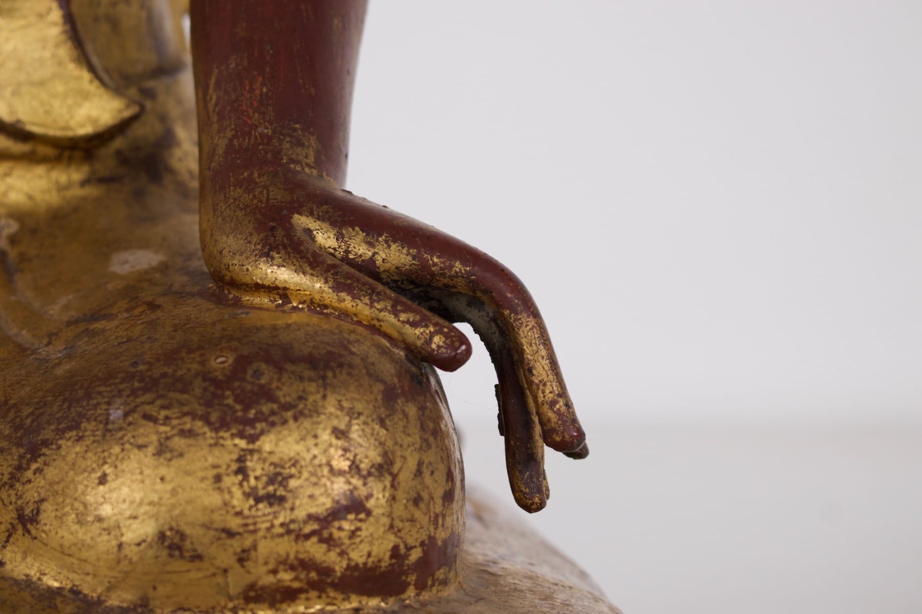 Détail d'une main d'une ancienne statue birmane en bronze d'un moine ou disciple de Bouddha de la collection Claude de Marteau