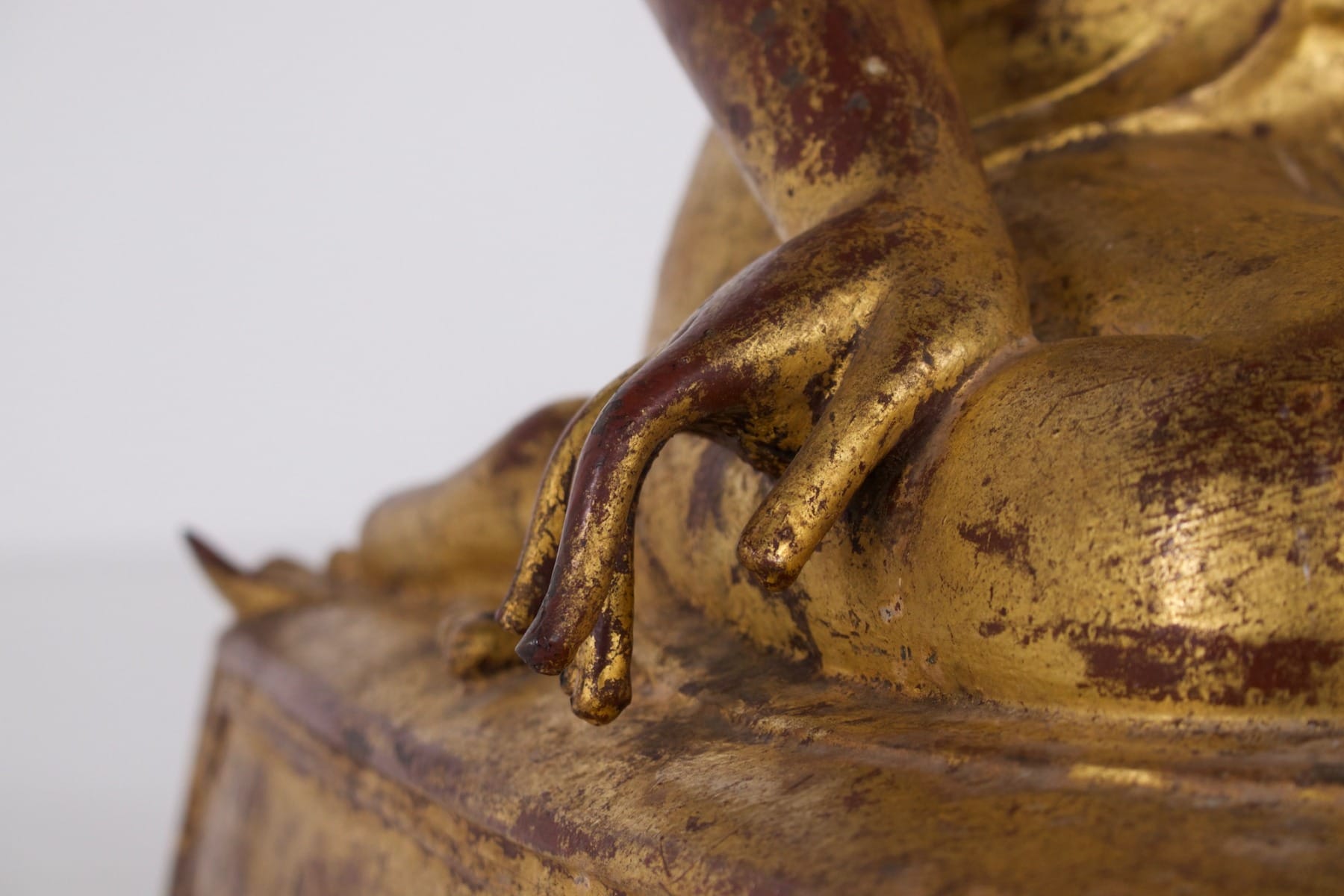 Détail d'une main d'une ancienne statue birmane en bronze d'un moine ou disciple de Bouddha de la collection Claude de Marteau