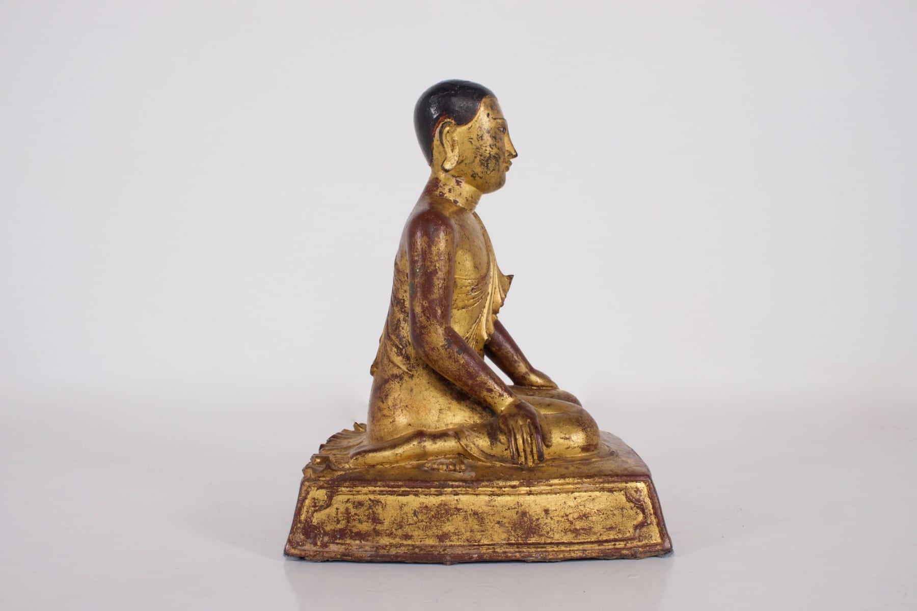 Ancien bronze birman d'un disciple ou donateur de Bouddha vu de profil