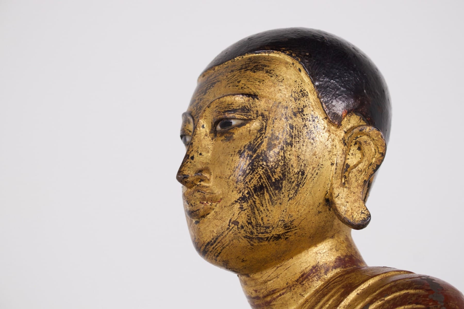 Ancienne statue birmane en bronze doré d'un adorant de Bouddha de la collection Claude de Marteau vu de