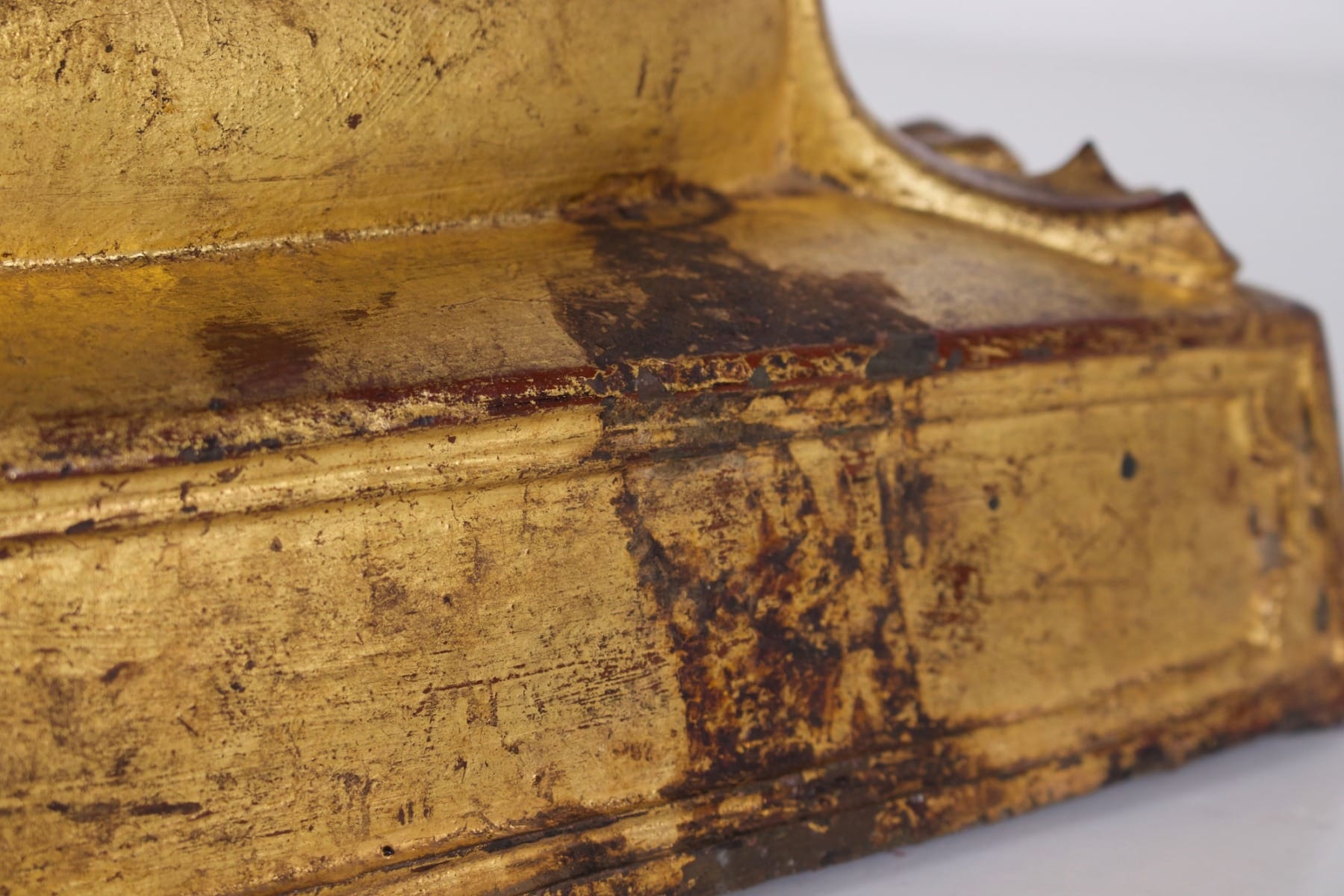 Ancienne statue birmane en bronze doré d'un adorant de Bouddha de la collection Claude de Marteau vue d'une usure