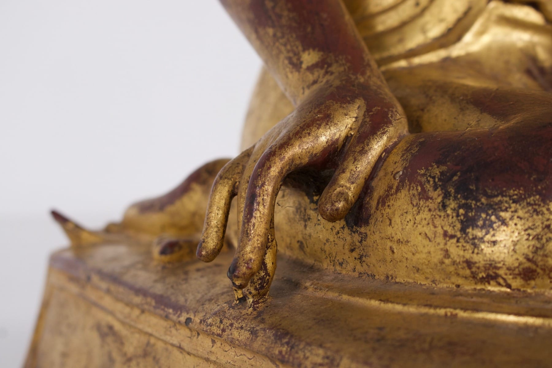 Ancienne statue birmane en bronze doré d'un adorant de Bouddha détail d'une main