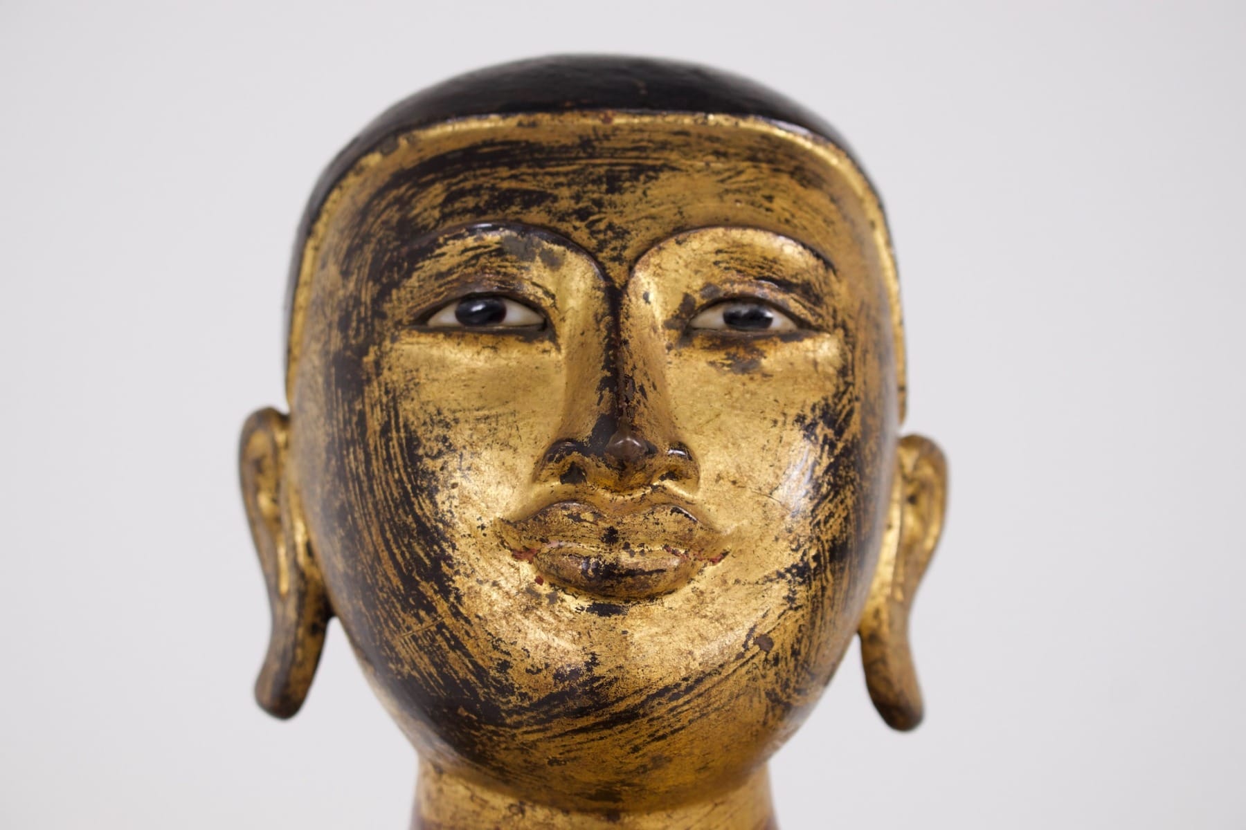 Ancienne statue birmane d'un adorant en bronze doré d'un adorant de Bouddha de la collection Claude de Marteau gros plan visage