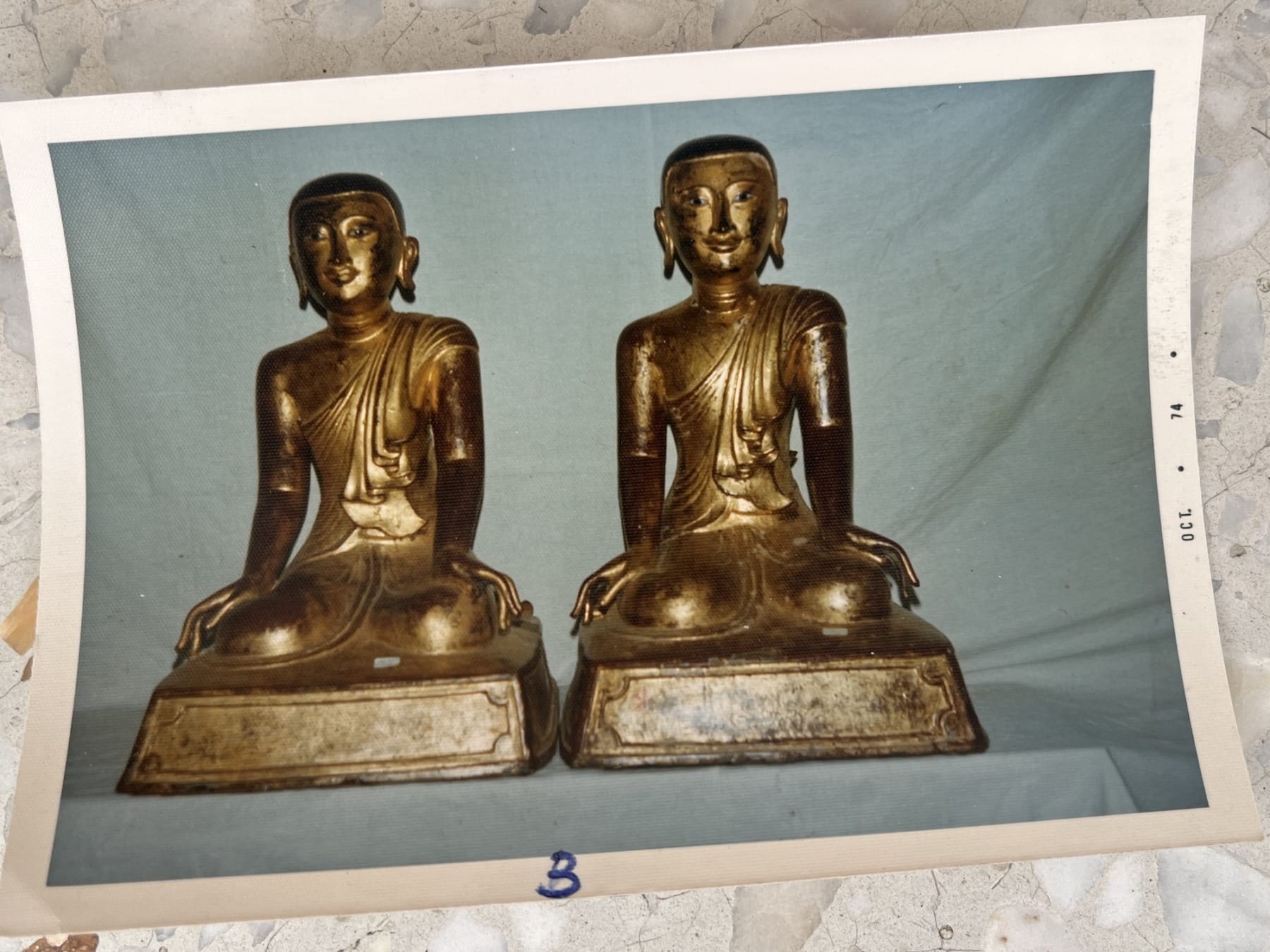 Birmese aanbiddende monnik in verguld brons - Afbeelding 17