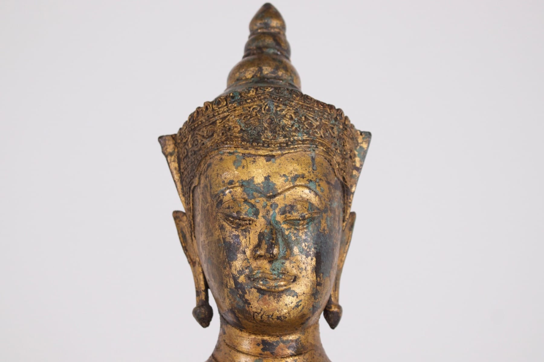 Bouddha ancien en bronze doré de style Ayutthaya détail visage