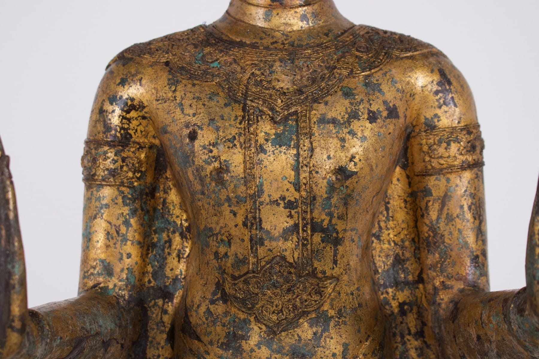 Bouddha ancien en bronze doré de style Ayutthaya vue des ornements du buste