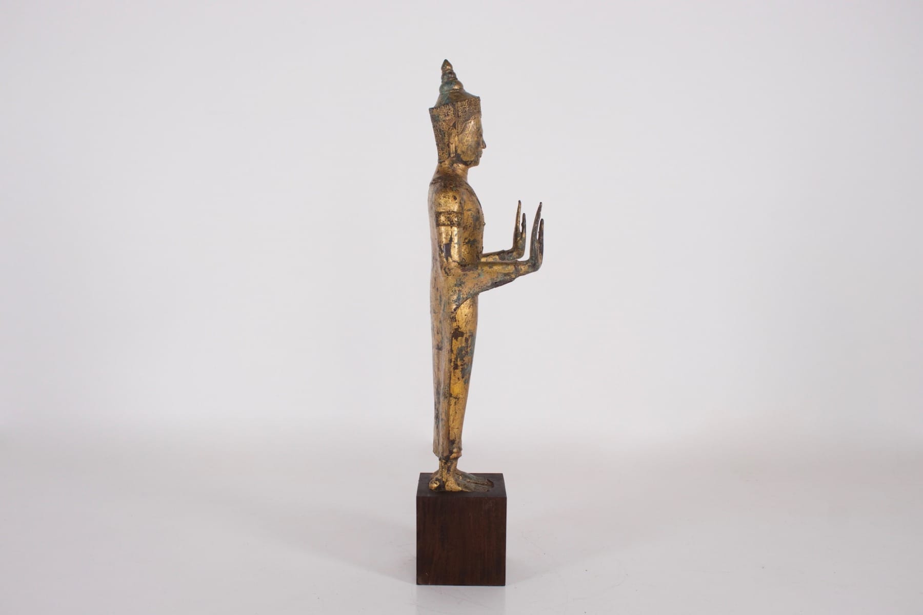 Bouddha ancien en bronze doré de style Ayutthaya profil droit