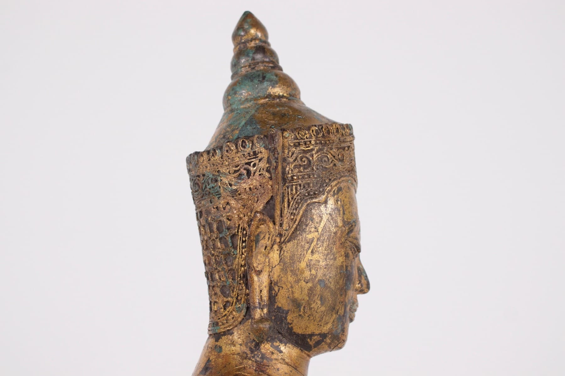 Bouddha ancien en bronze doré de style Ayutthaya profil visage