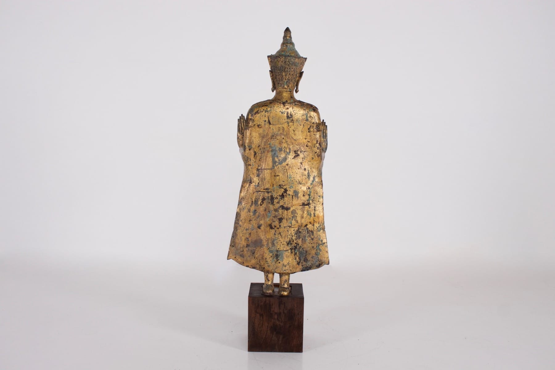 Bouddha ancien en bronze doré de style Ayutthaya vu de dos