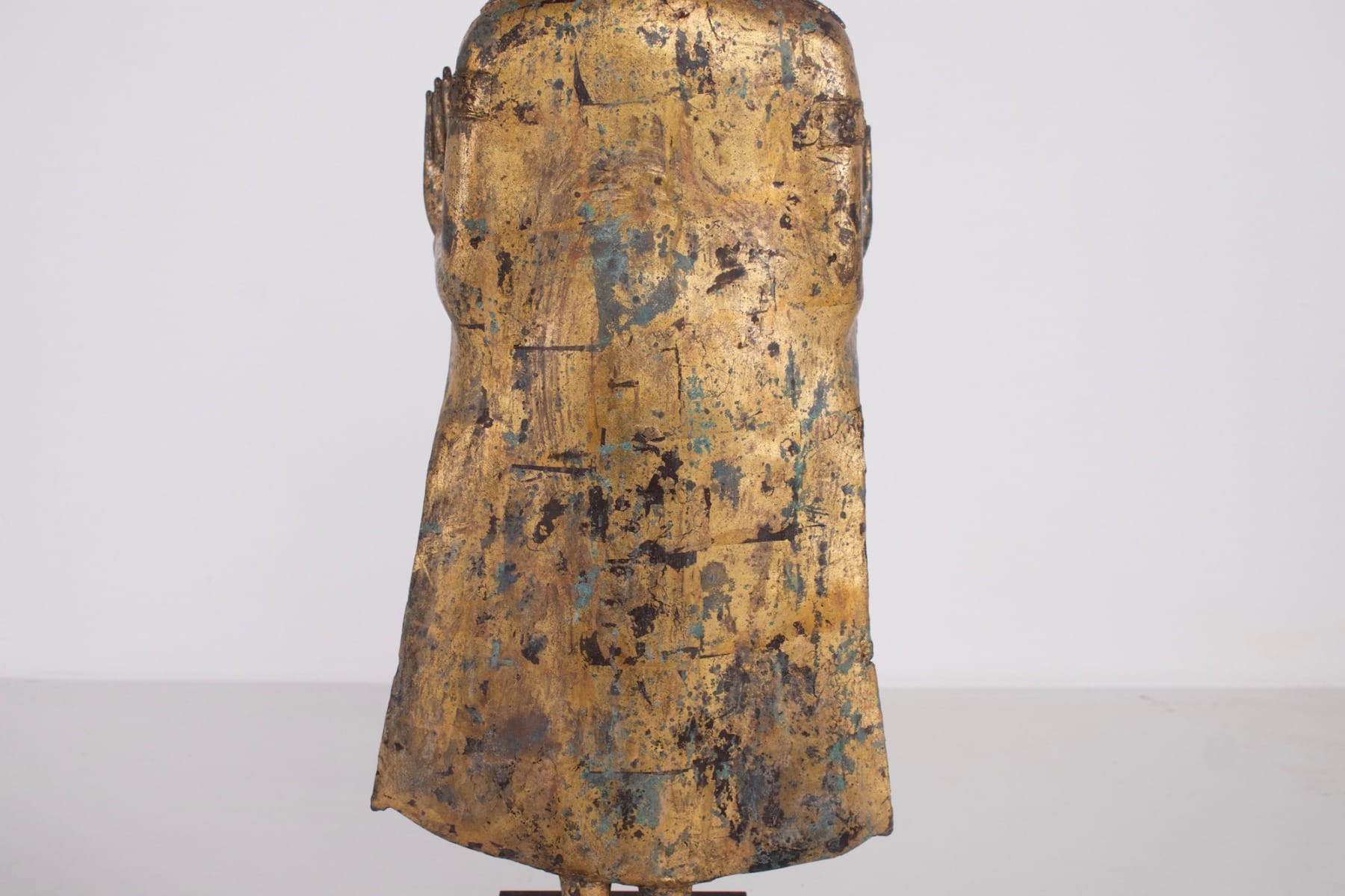 Bouddha ancien en bronze doré de style Ayutthaya détail robe monastique
